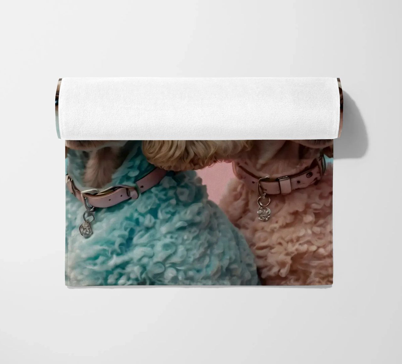 Dos coloridos caniches posan juntos frente a un pastel toalla de playa de DesignDoodle