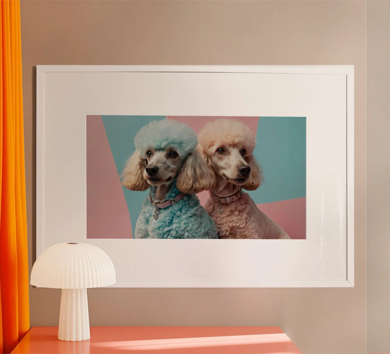 Dos coloridos caniches posan juntos frente a un pastel hahnemühle de DesignDoodle