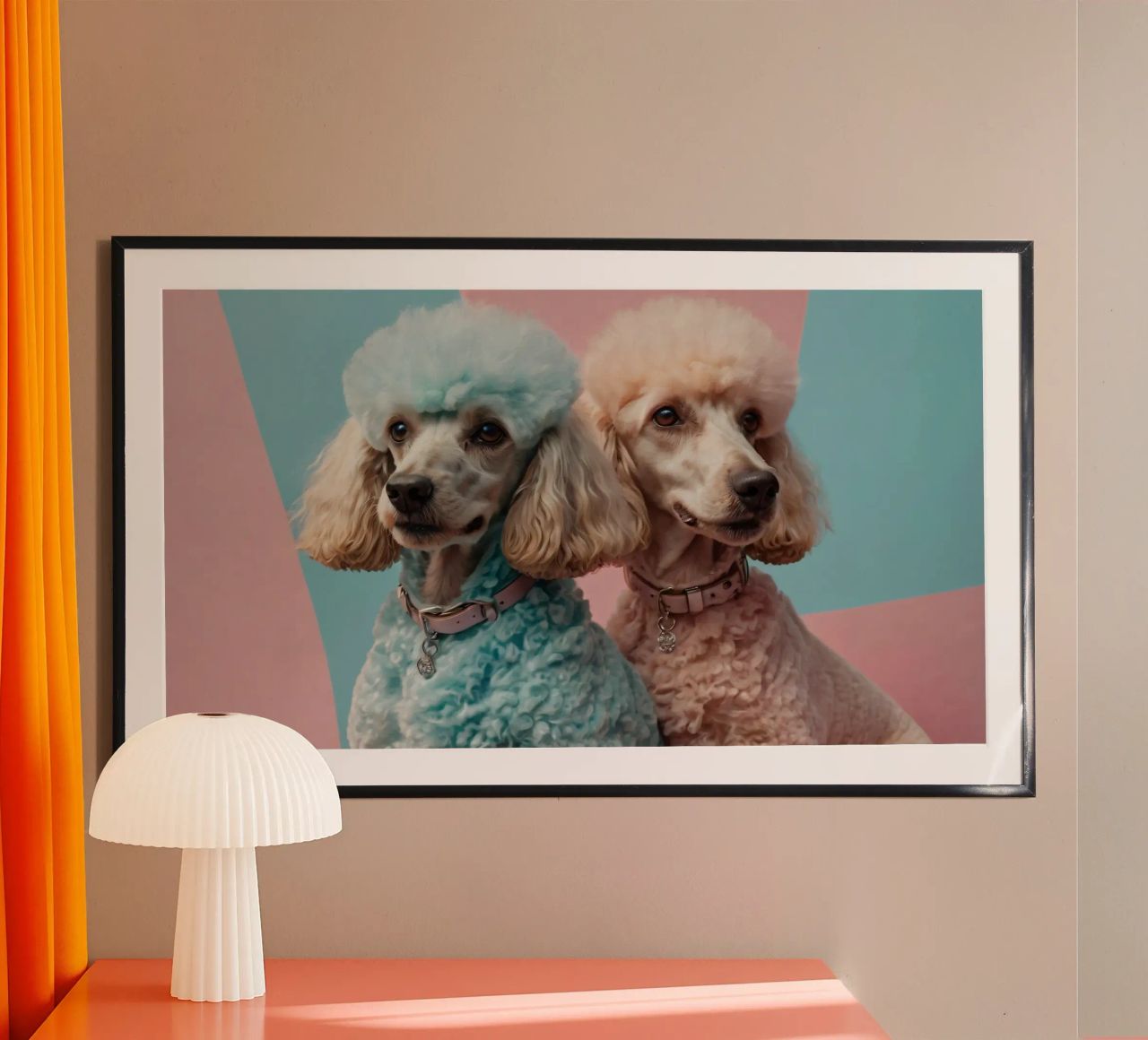 Dos coloridos caniches posan juntos frente a un pastel hahnemühle de DesignDoodle