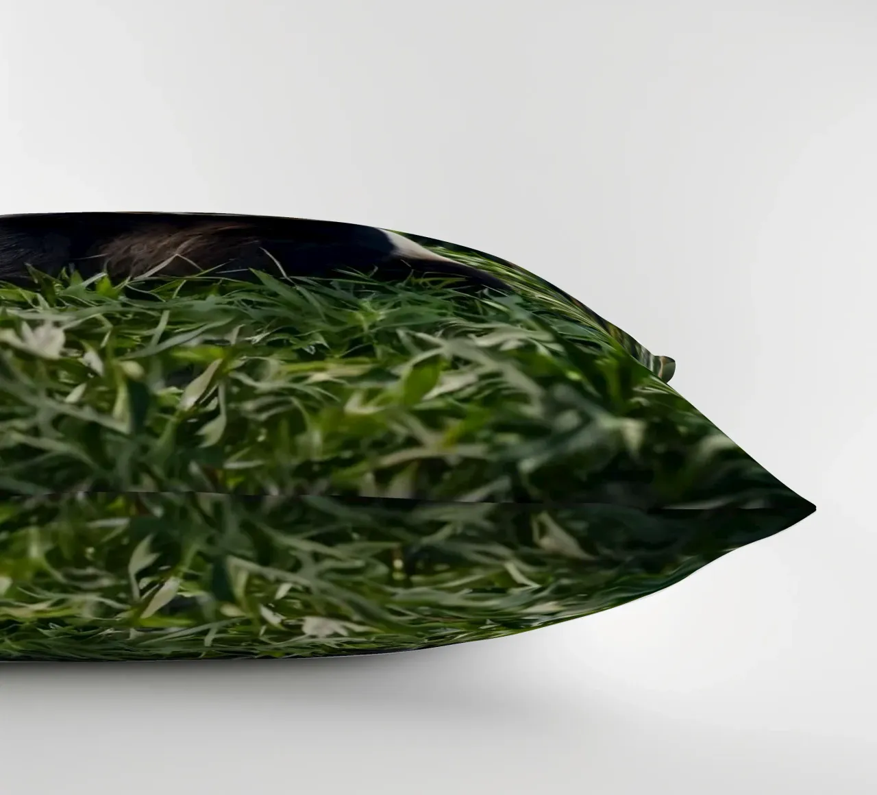 Panda che riposa tra i lussureggianti bambù di una foresta serena cuscino da DesignDoodle