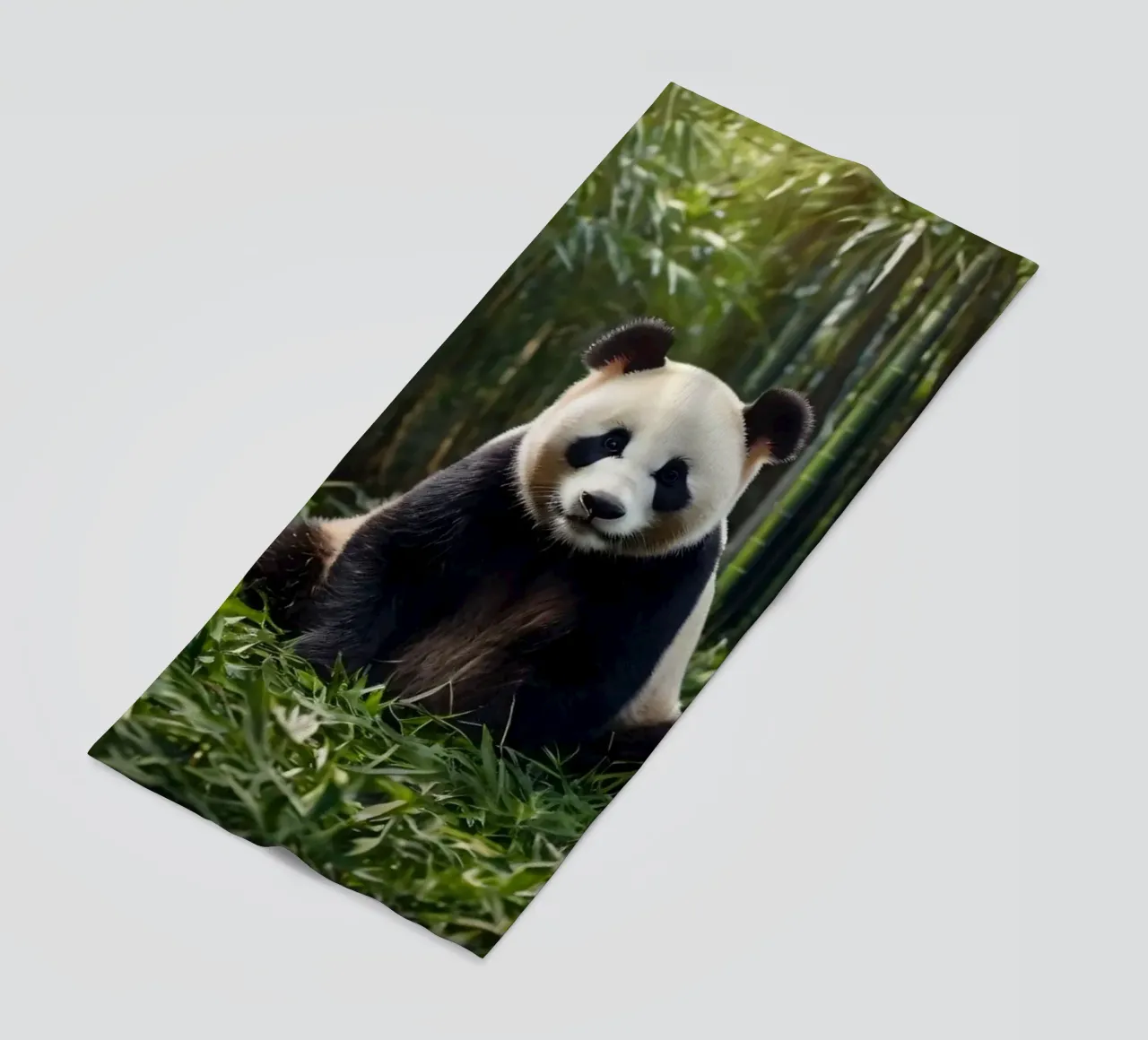 Panda che riposa tra i lussureggianti bambù di una foresta serena telo mare da DesignDoodle