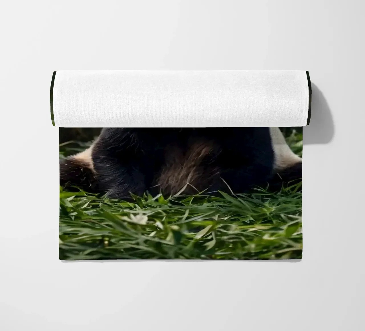 Panda che riposa tra i lussureggianti bambù di una foresta serena telo mare da DesignDoodle