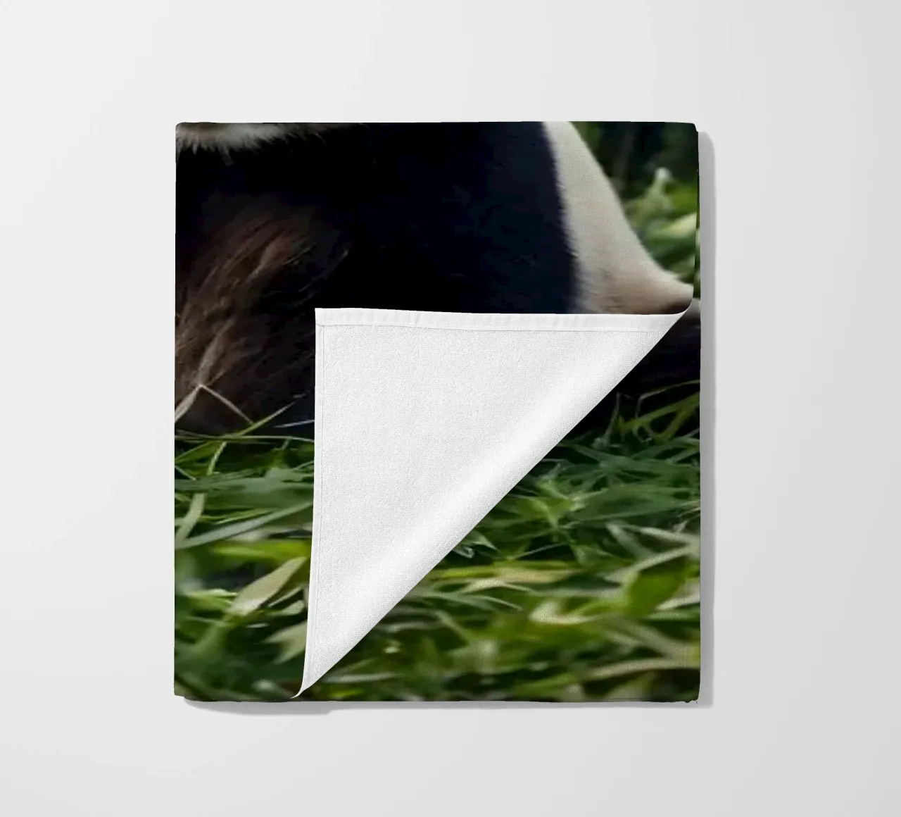 Panda che riposa tra i lussureggianti bambù di una foresta serena telo mare da DesignDoodle