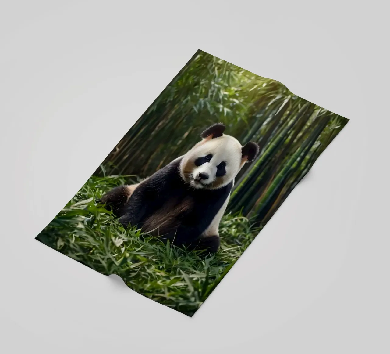 Panda che riposa tra i lussureggianti bambù di una foresta serena telo mare da DesignDoodle