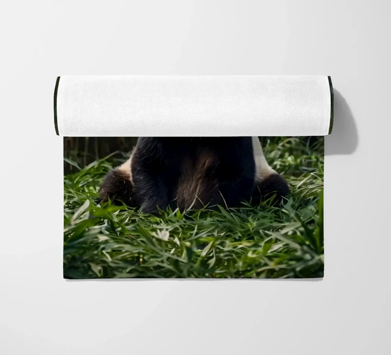 Panda che riposa tra i lussureggianti bambù di una foresta serena telo mare da DesignDoodle