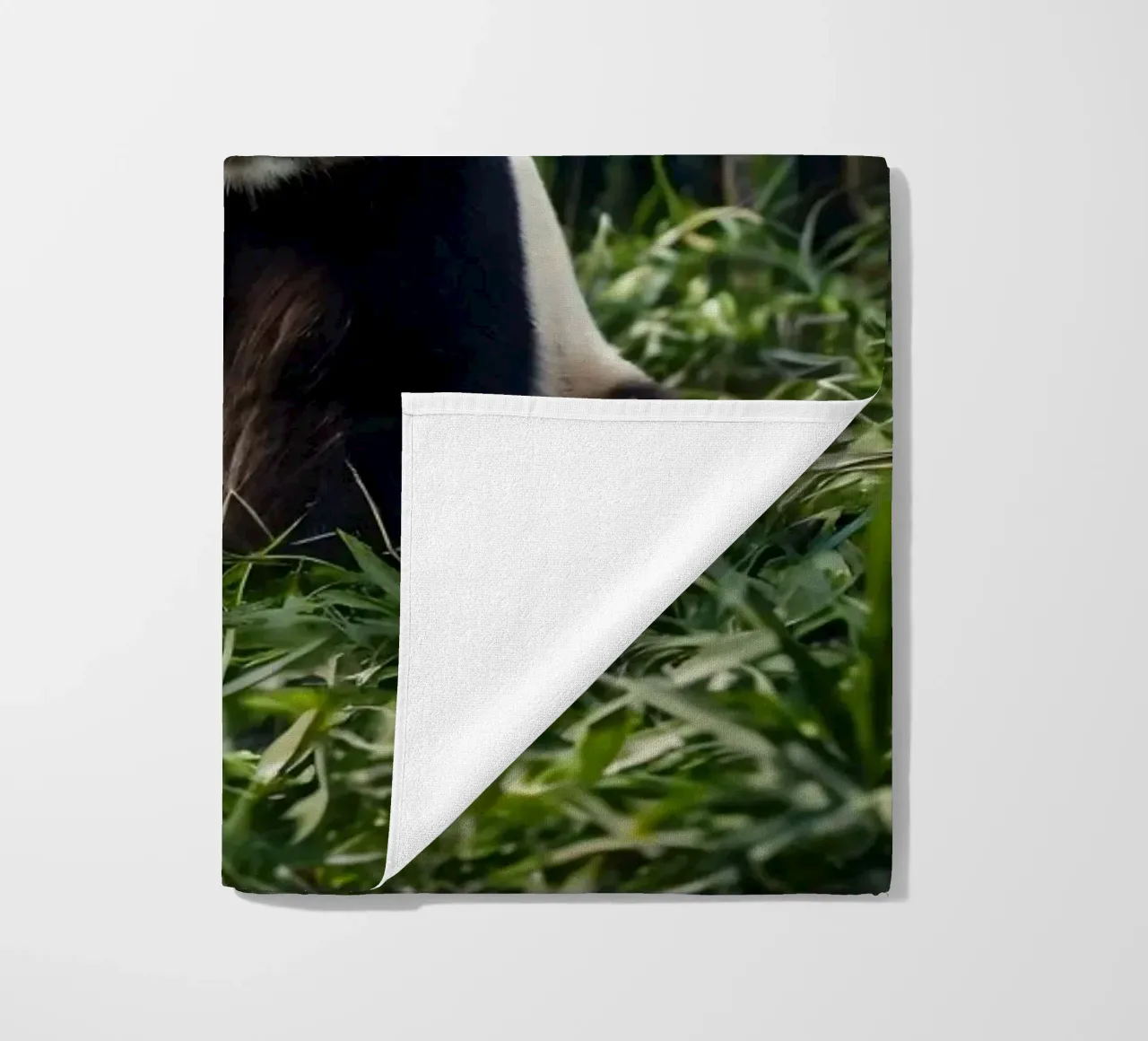 Panda che riposa tra i lussureggianti bambù di una foresta serena telo mare da DesignDoodle