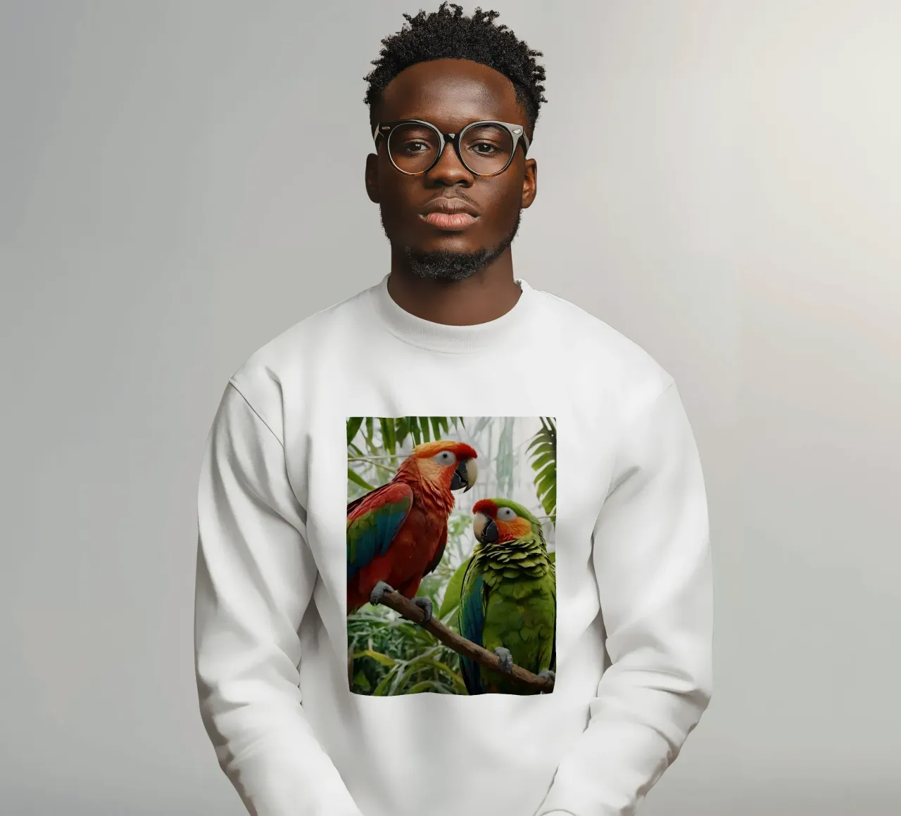 Bunte Papageien inmitten von üppigem Blattwerk in einem lebendigen Tro Sweatshirt von DesignDoodle