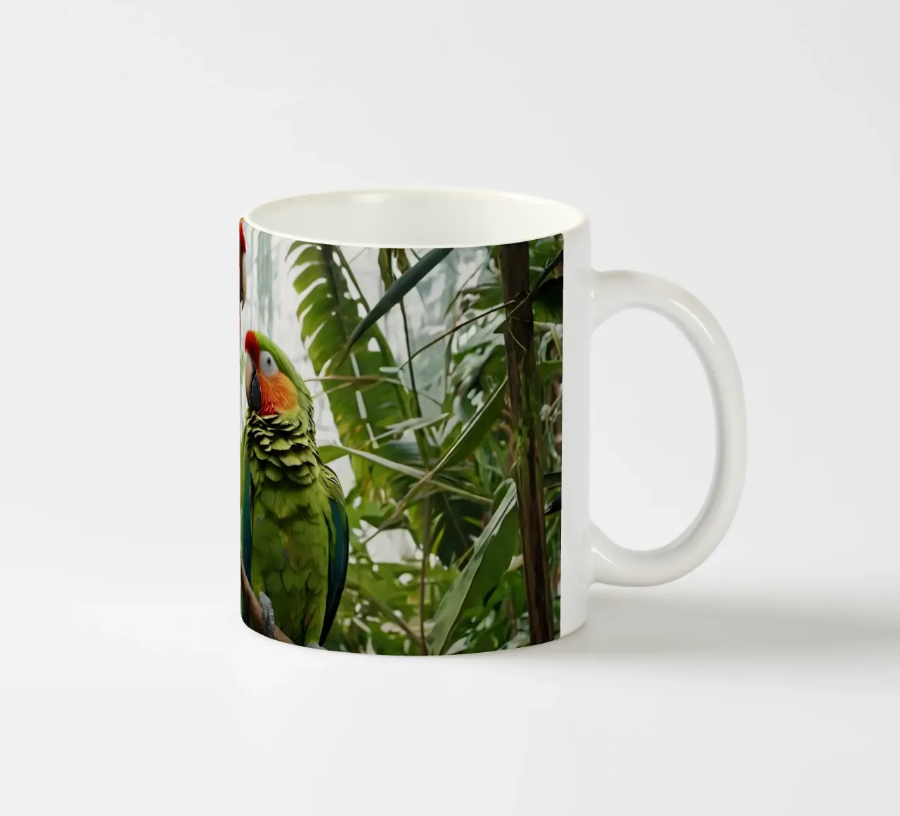 Bunte Papageien inmitten von üppigem Blattwerk in einem lebendigen Tro Keramik Tasse von DesignDoodle