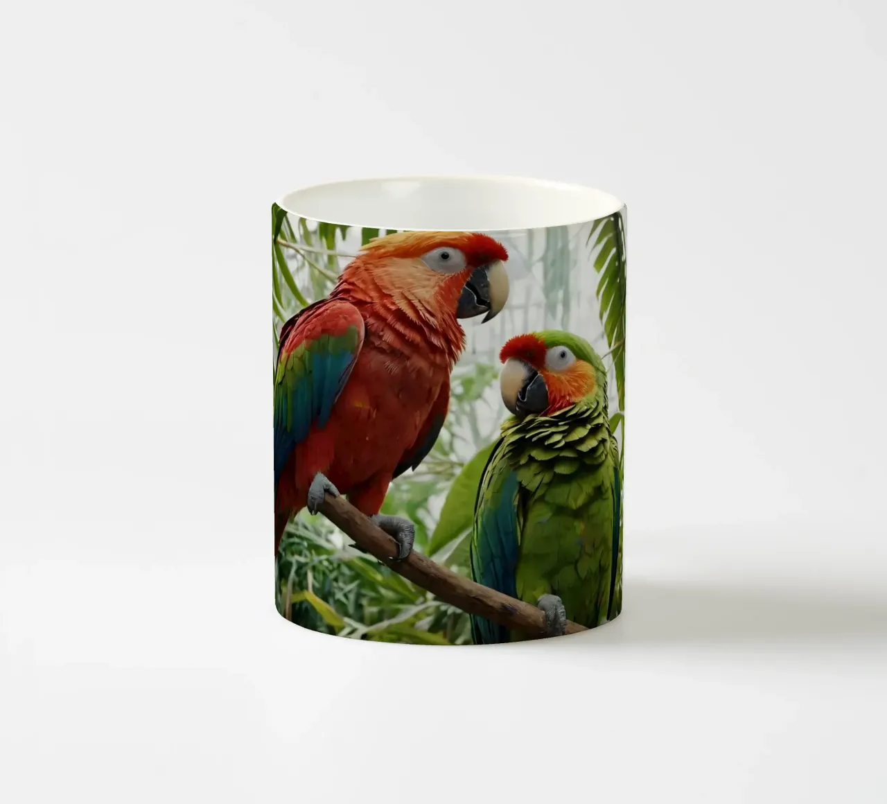 Bunte Papageien inmitten von üppigem Blattwerk in einem lebendigen Tro Keramik Tasse von DesignDoodle