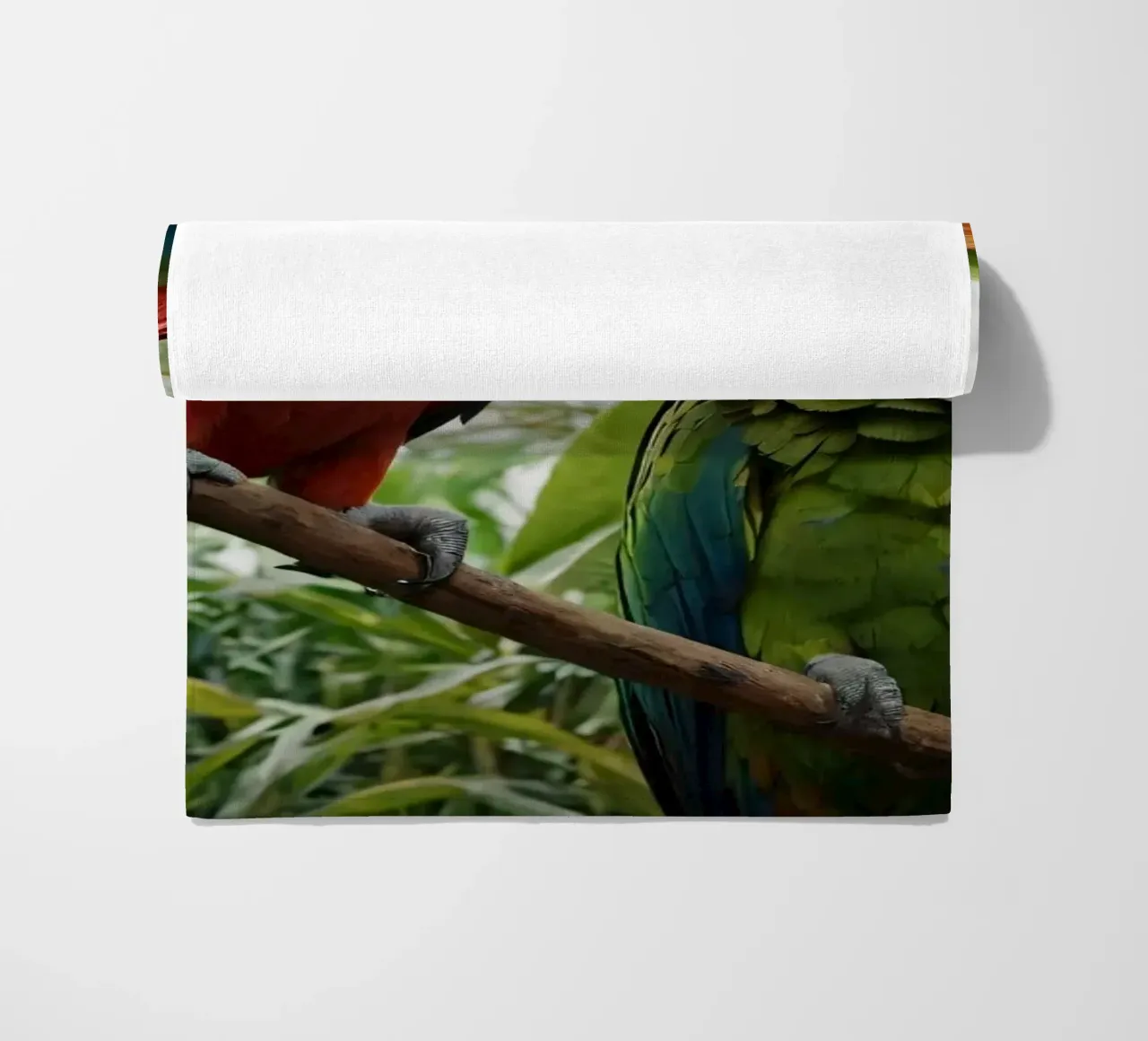 Bunte Papageien inmitten von üppigem Blattwerk in einem lebendigen Tro Strandtuch von DesignDoodle