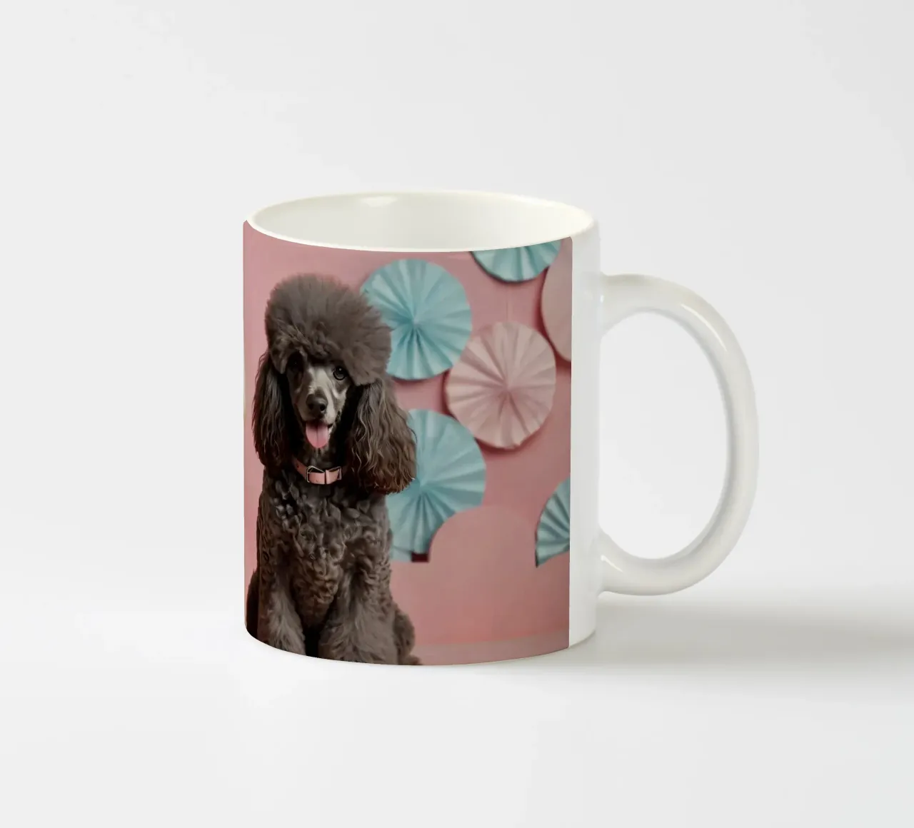 I barboncini siedono orgogliosi su uno sfondo colorato tazza in ceramica da DesignDoodle