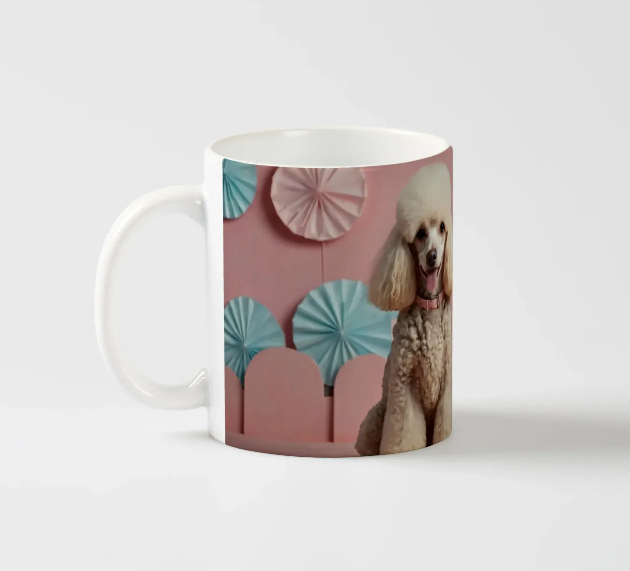 I barboncini siedono orgogliosi su uno sfondo colorato tazza in ceramica da DesignDoodle