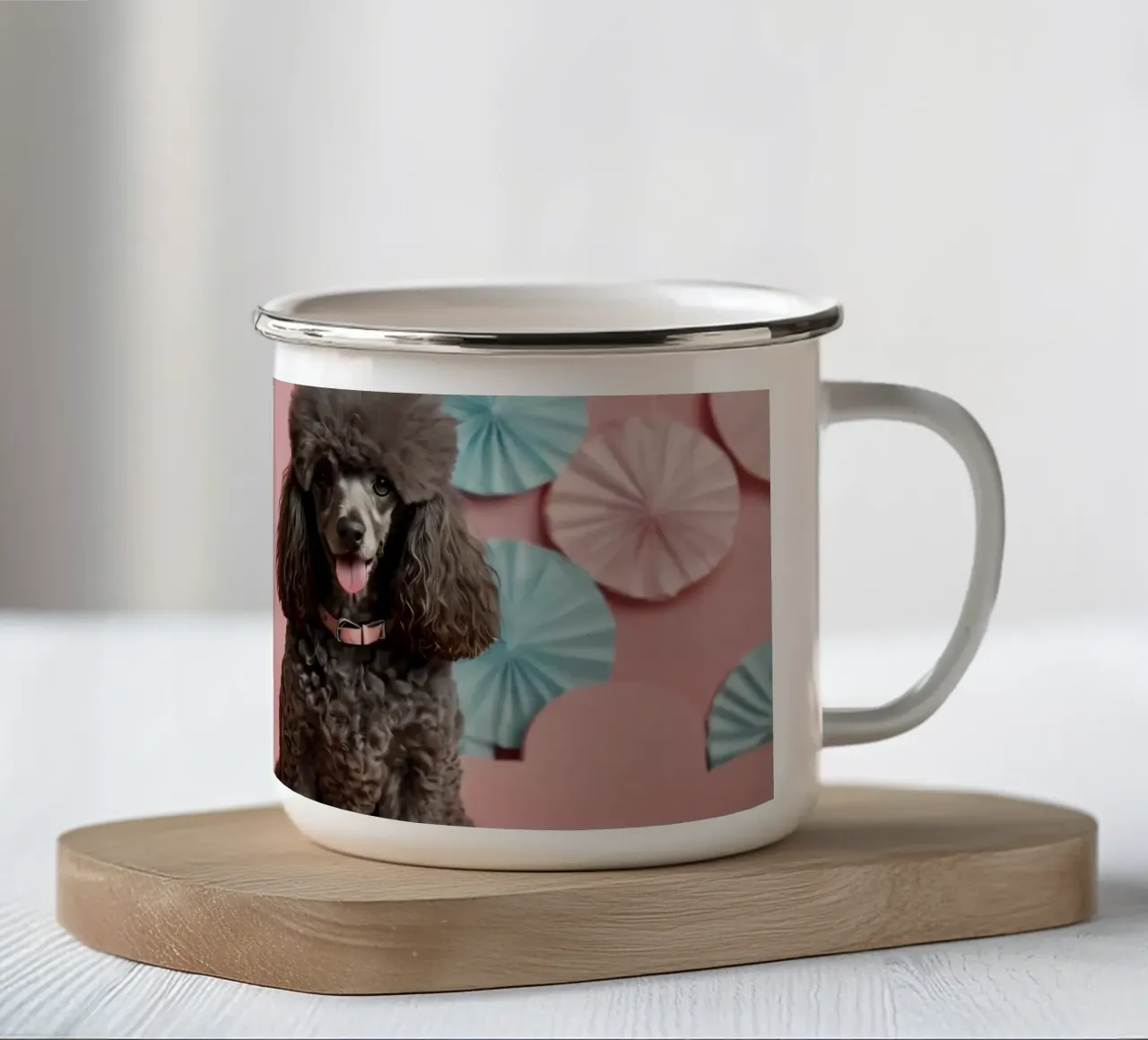 I barboncini siedono orgogliosi su uno sfondo colorato tazza in smalto da DesignDoodle