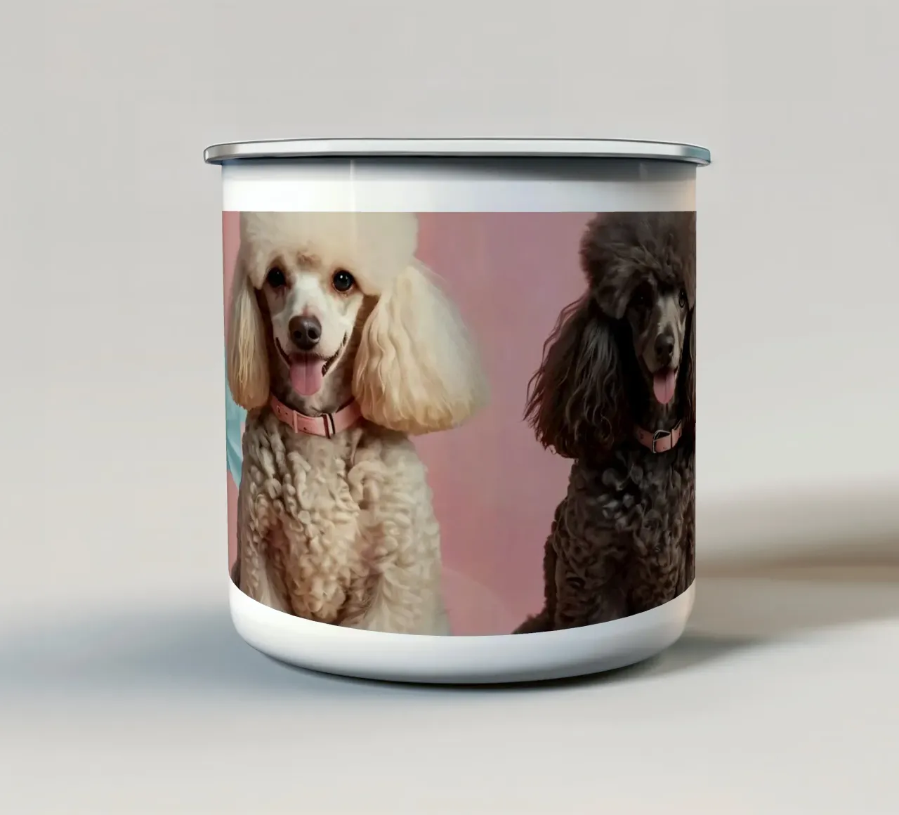 I barboncini siedono orgogliosi su uno sfondo colorato tazza in smalto da DesignDoodle