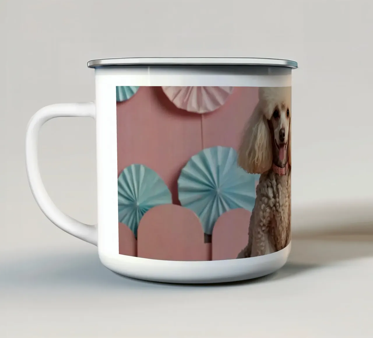 I barboncini siedono orgogliosi su uno sfondo colorato tazza in smalto da DesignDoodle