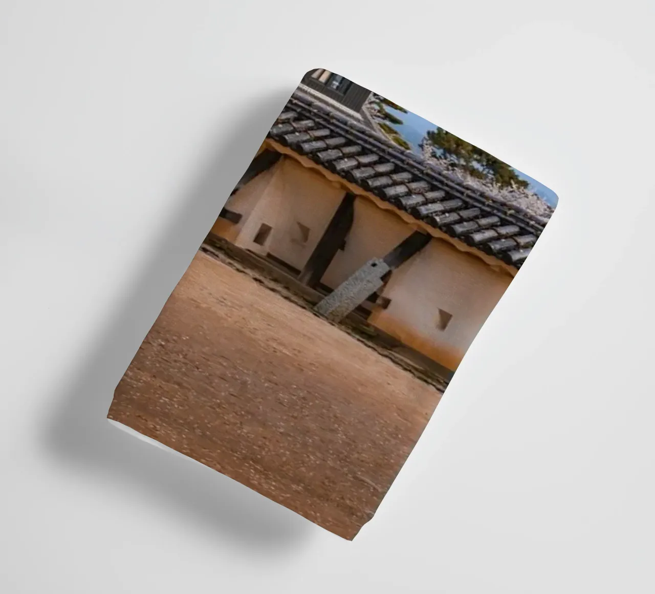 Muri di casta a Matsuyama, Giappone asciugamano da bagno da Marcel Bisig