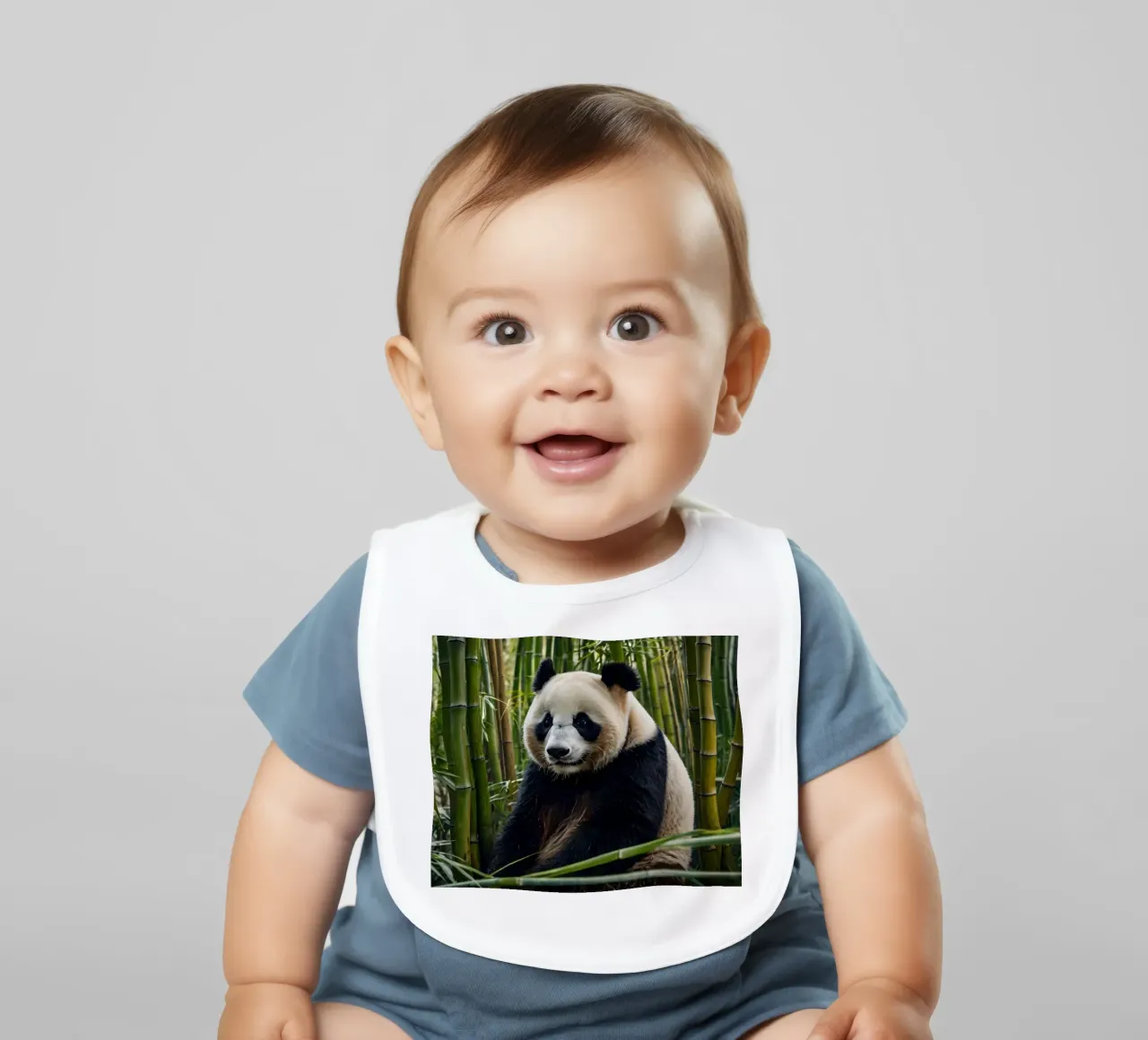 Un enorme panda riposa in un lussureggiante boschetto di bambù bavaglino da DesignDoodle