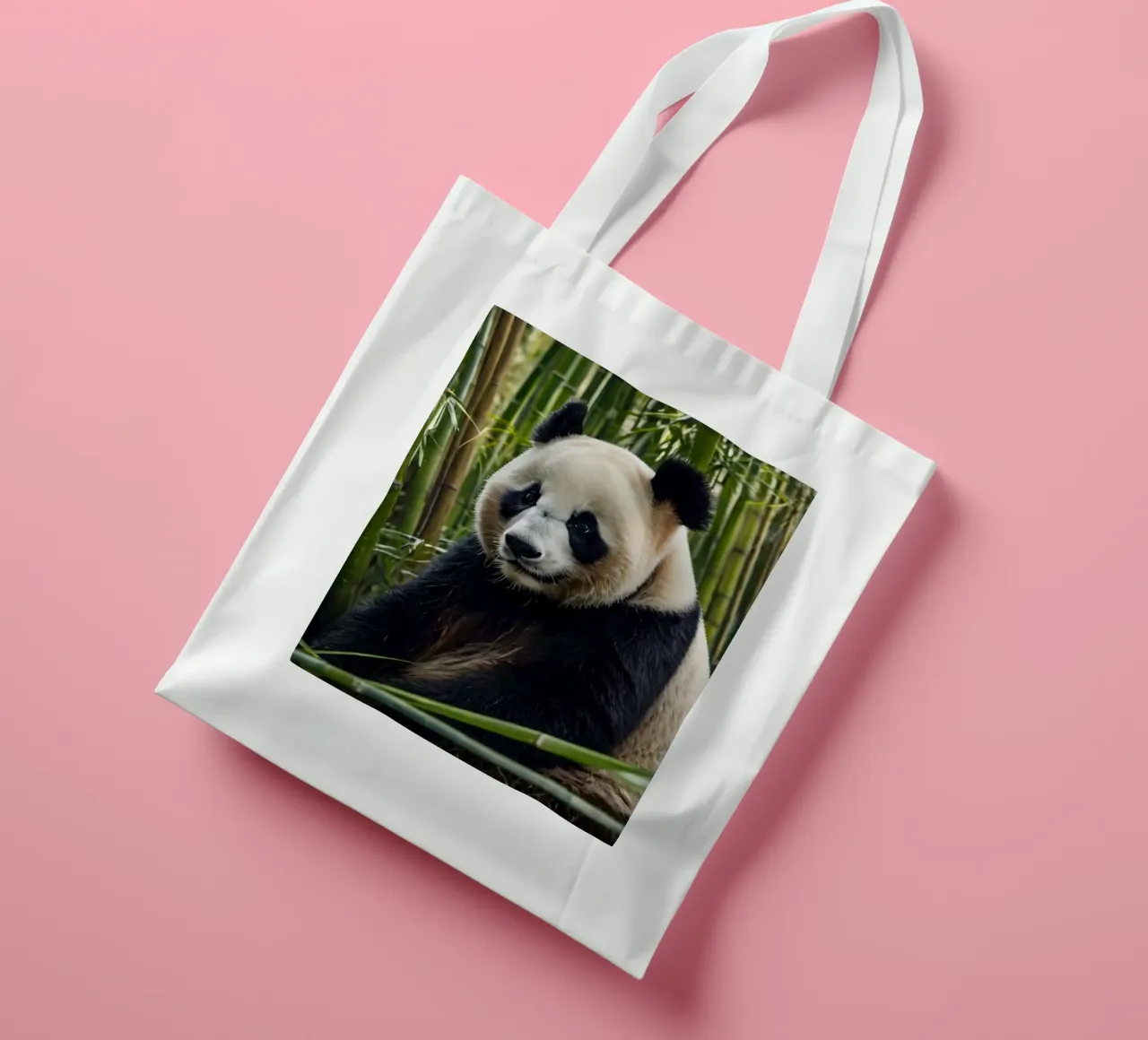 Un enorme panda riposa in un lussureggiante boschetto di bambù borsa in juta da DesignDoodle