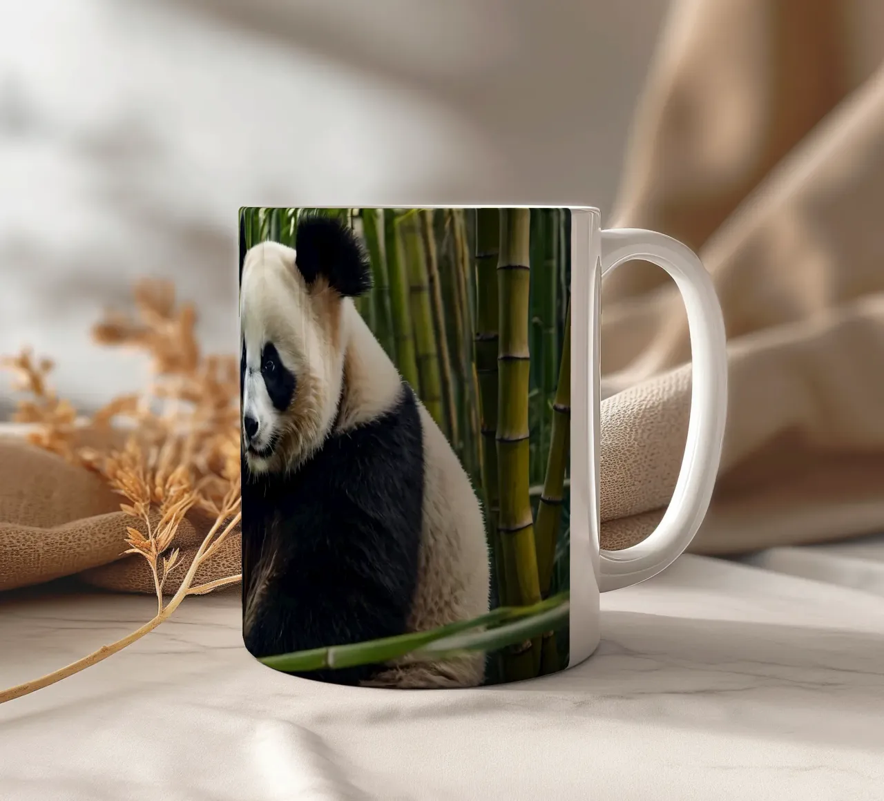 Un enorme panda riposa in un lussureggiante boschetto di bambù tazza in ceramica da DesignDoodle