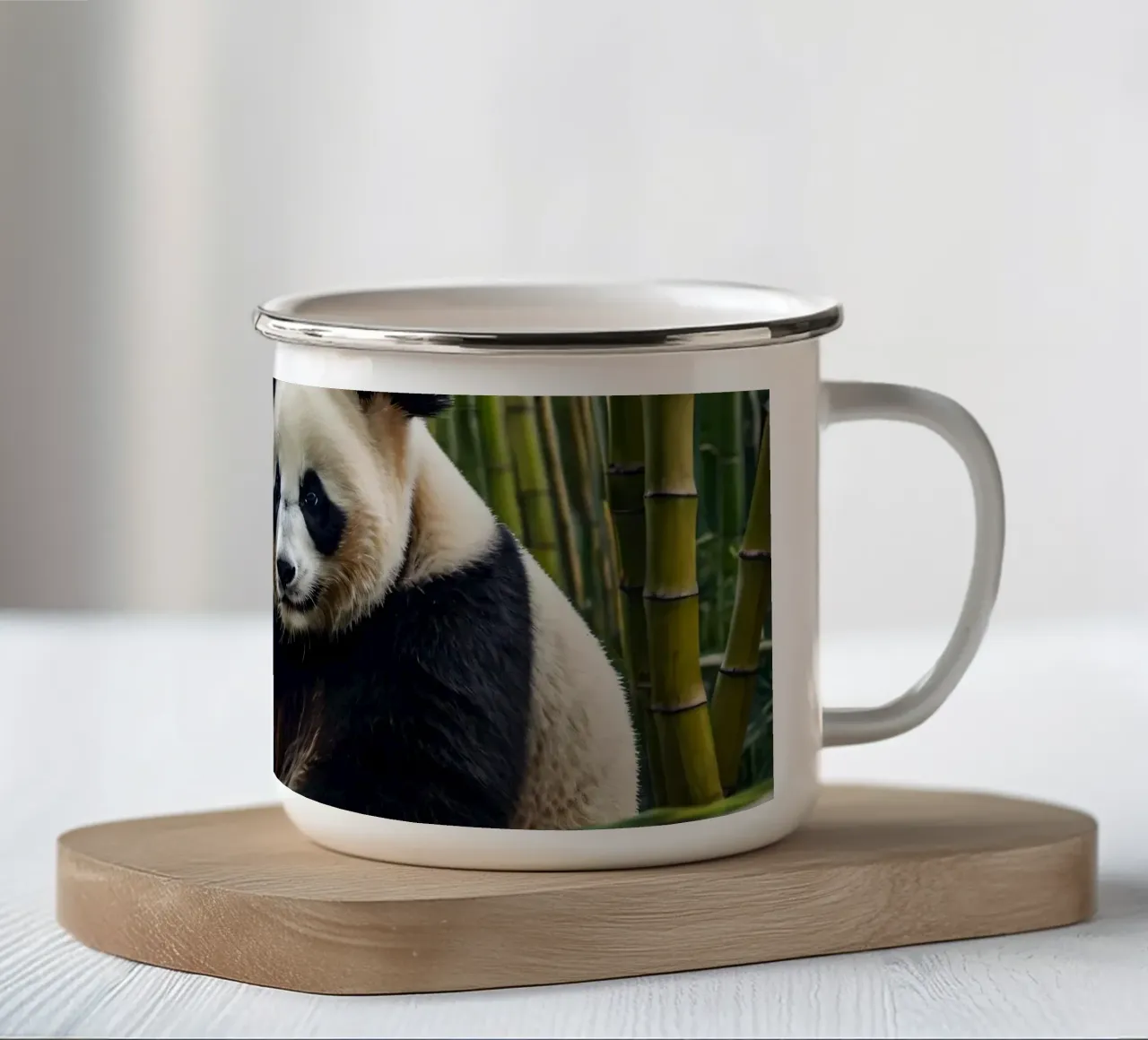 Un enorme panda riposa in un lussureggiante boschetto di bambù tazza in smalto da DesignDoodle