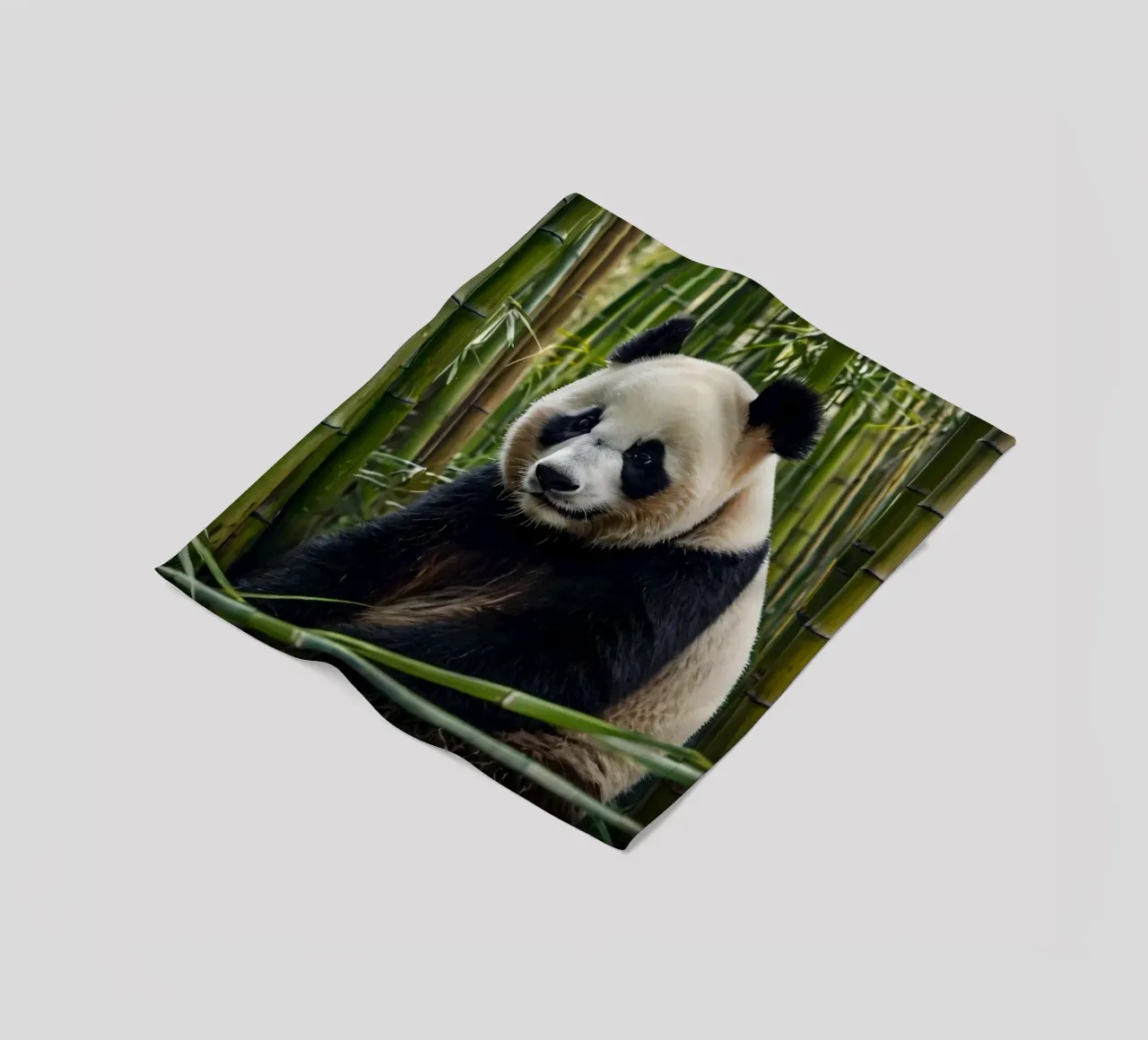 Un enorme panda riposa in un lussureggiante boschetto di bambù coperta in pile da DesignDoodle