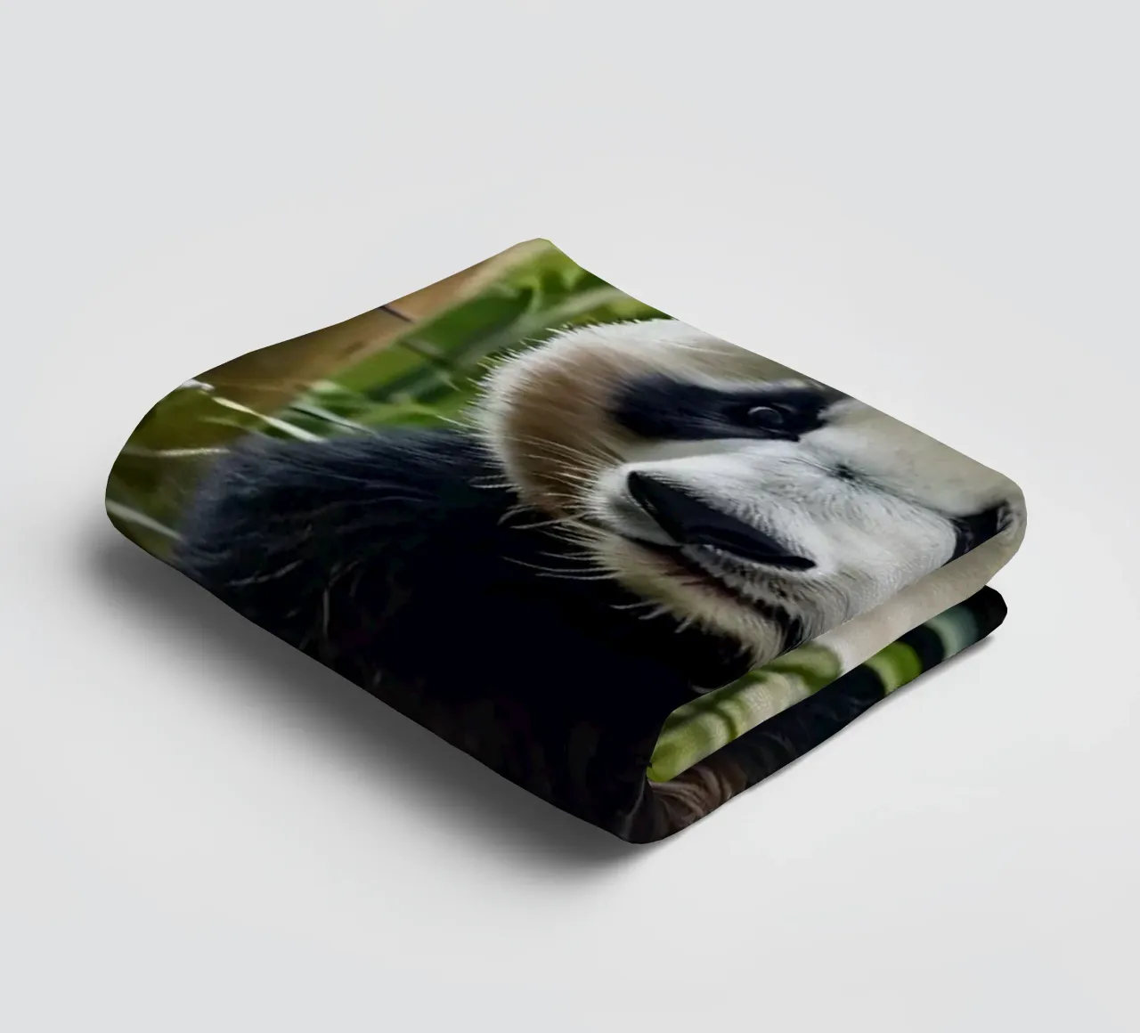 Un enorme panda riposa in un lussureggiante boschetto di bambù asciugamano da bagno da DesignDoodle