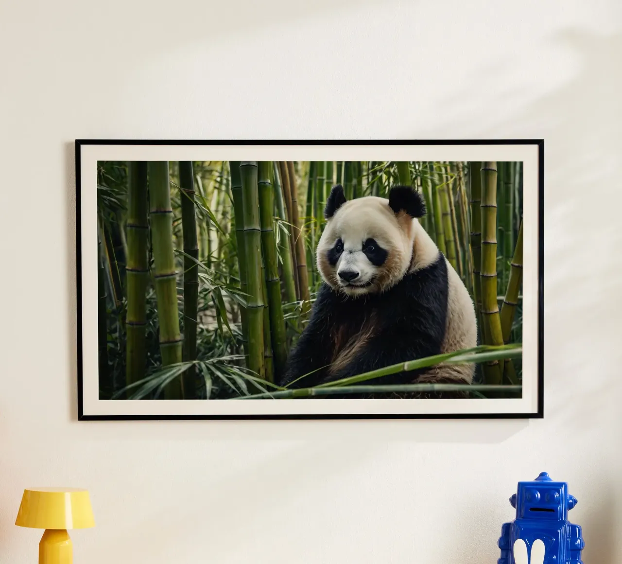 Un enorme panda riposa in un lussureggiante boschetto di bambù poster da DesignDoodle
