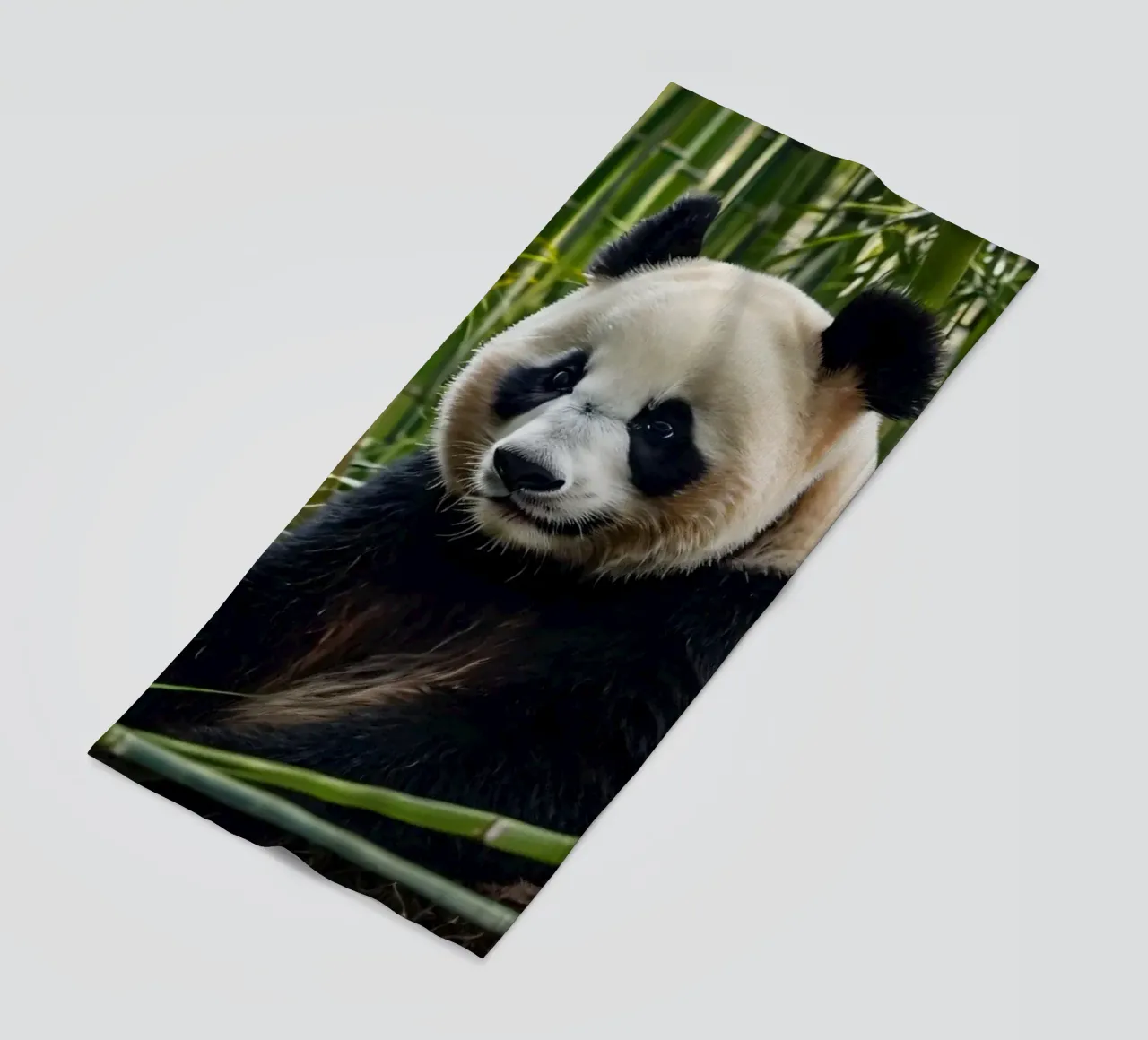 Un enorme panda riposa in un lussureggiante boschetto di bambù telo mare da DesignDoodle