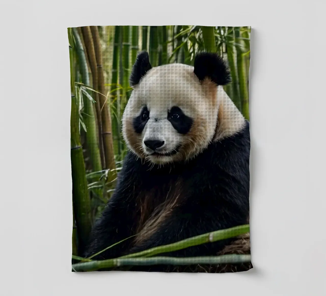 Un enorme panda riposa in un lussureggiante boschetto di bambù canovaccio da cucina da DesignDoodle