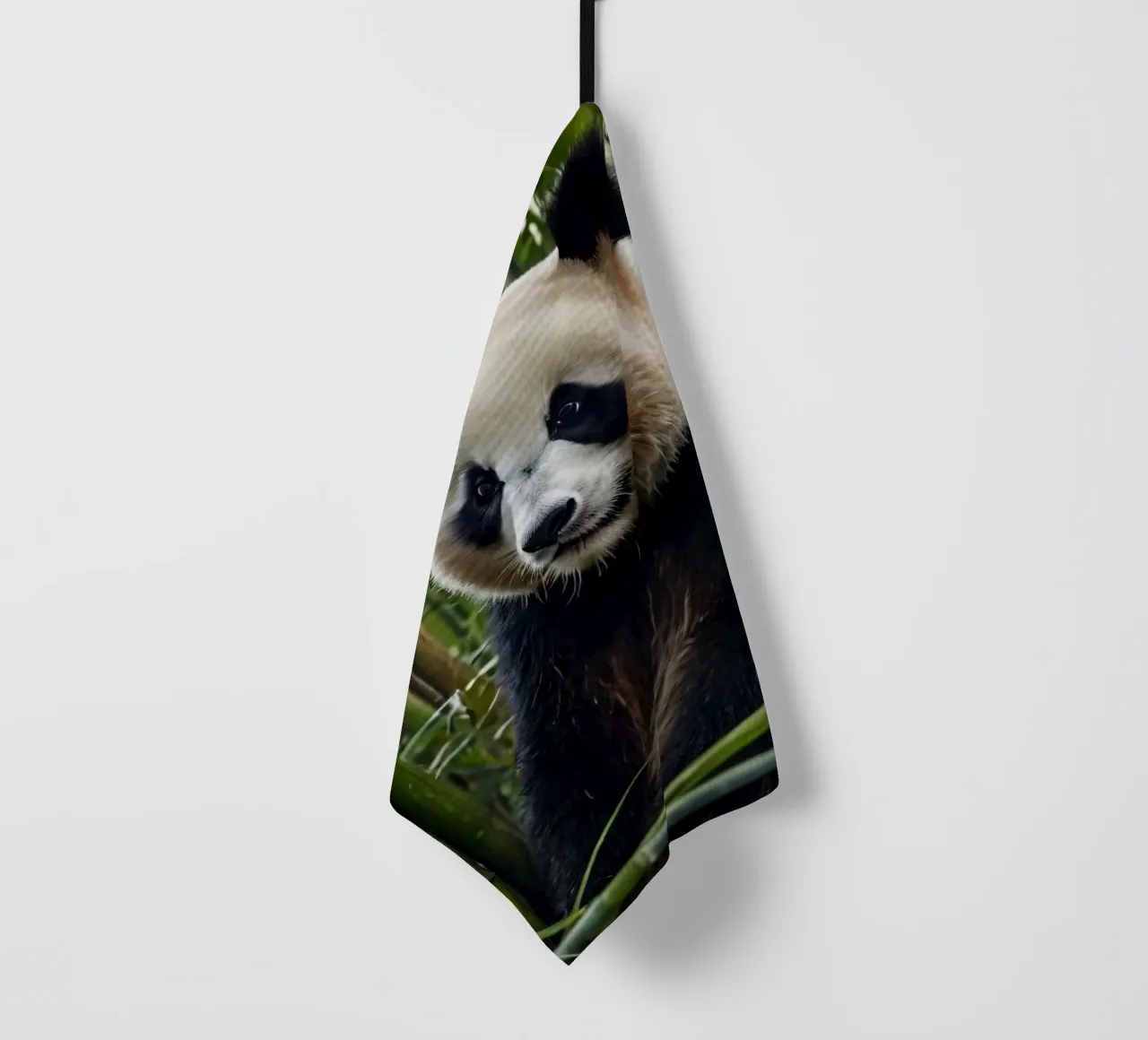 Un enorme panda riposa in un lussureggiante boschetto di bambù canovaccio da cucina da DesignDoodle