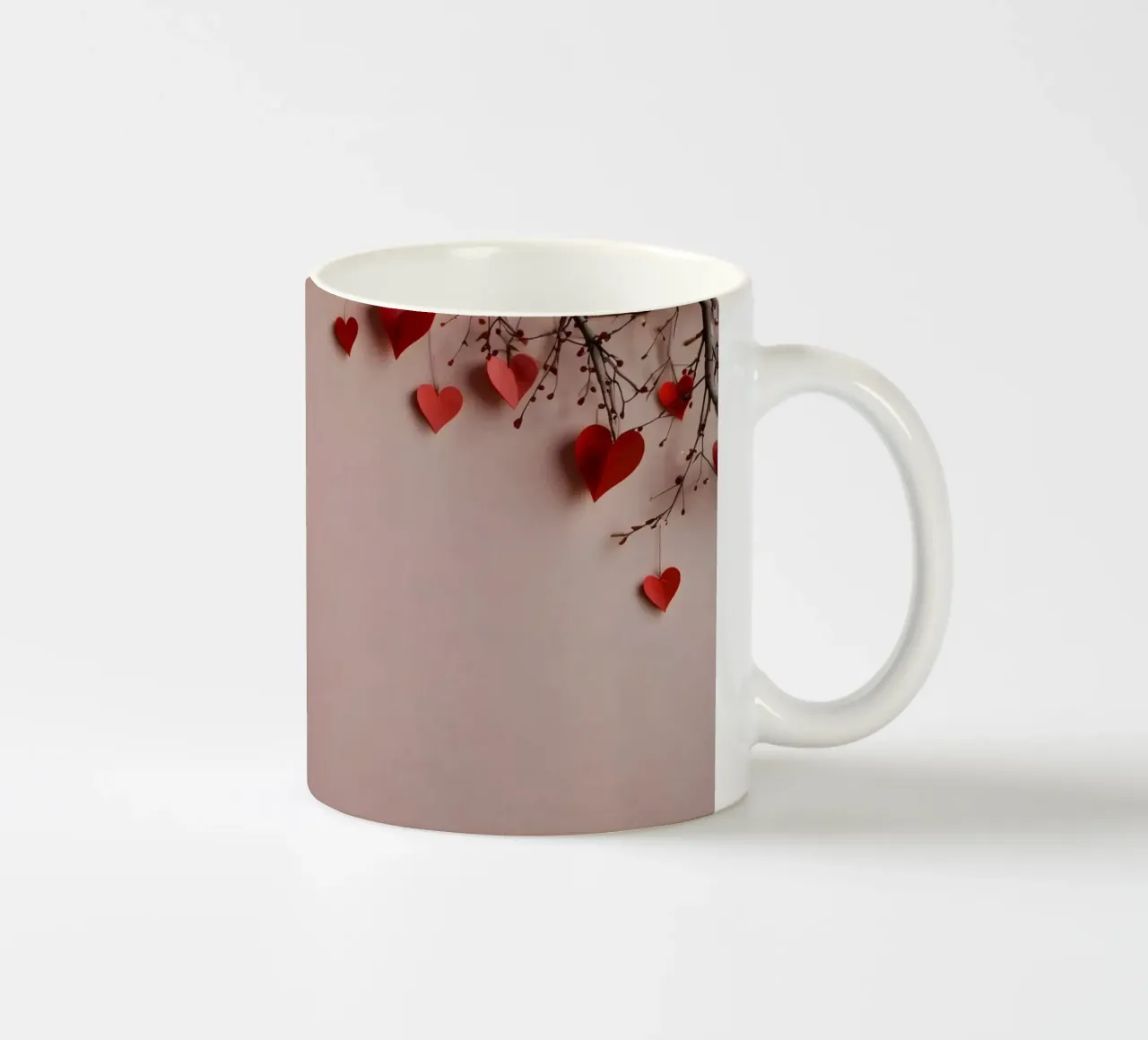 Decorazioni romantiche con cuori rossi per un'indimenticabile tazza in ceramica da DesignDoodle
