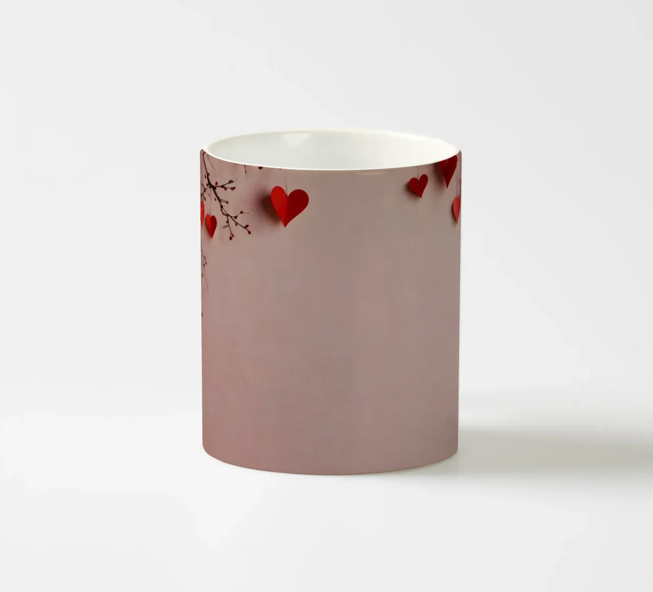 Decorazioni romantiche con cuori rossi per un'indimenticabile tazza in ceramica da DesignDoodle