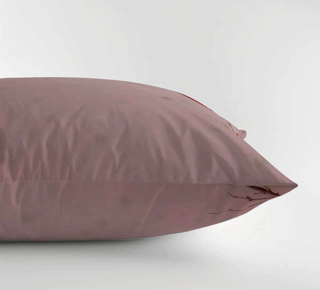 Romantische Dekoration mit roten Herzen, die von Zweigen hängen Kissen von DesignDoodle
