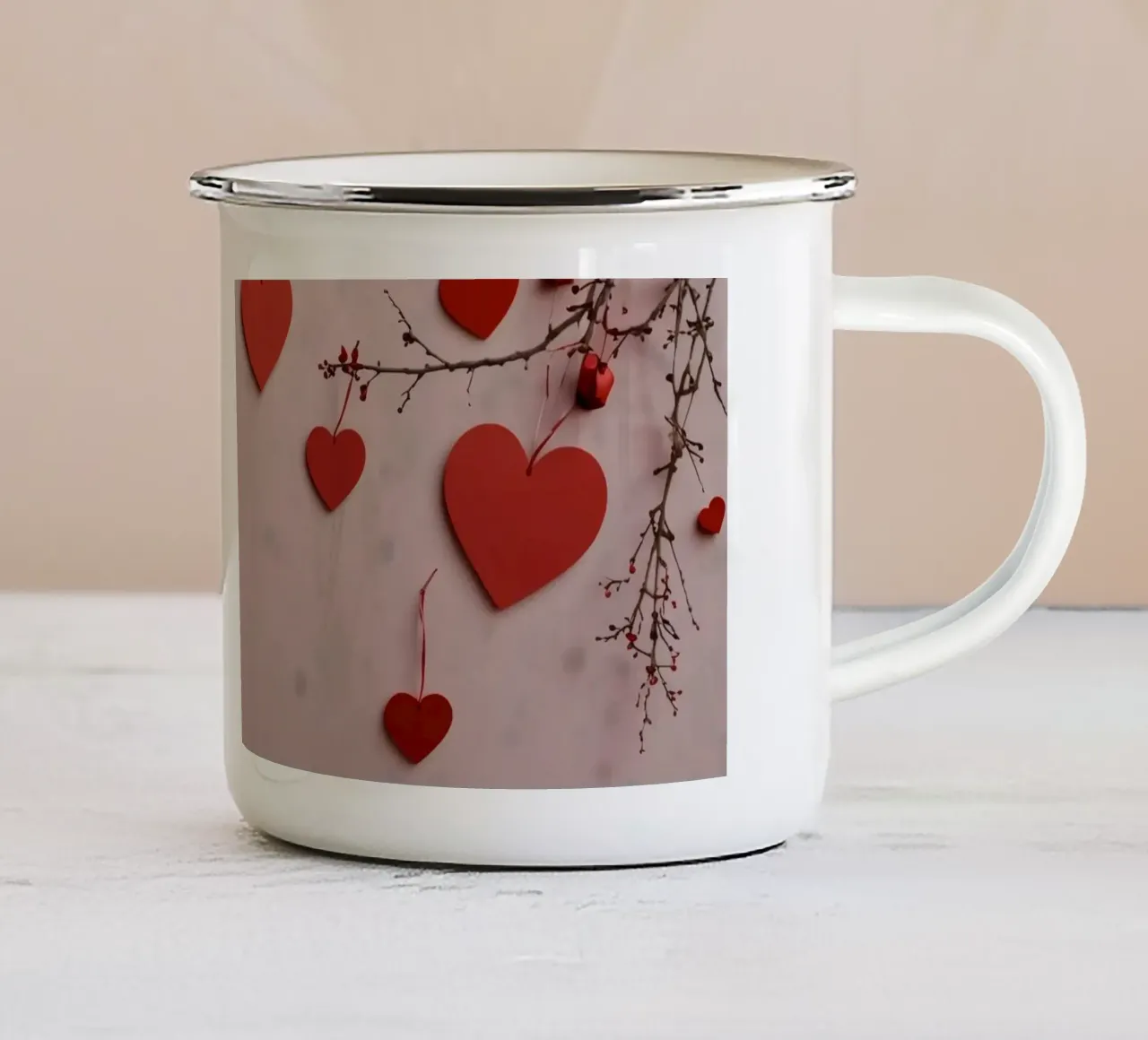 Decorazione romantica con cuori rossi appesi ai rami tazza in smalto da DesignDoodle