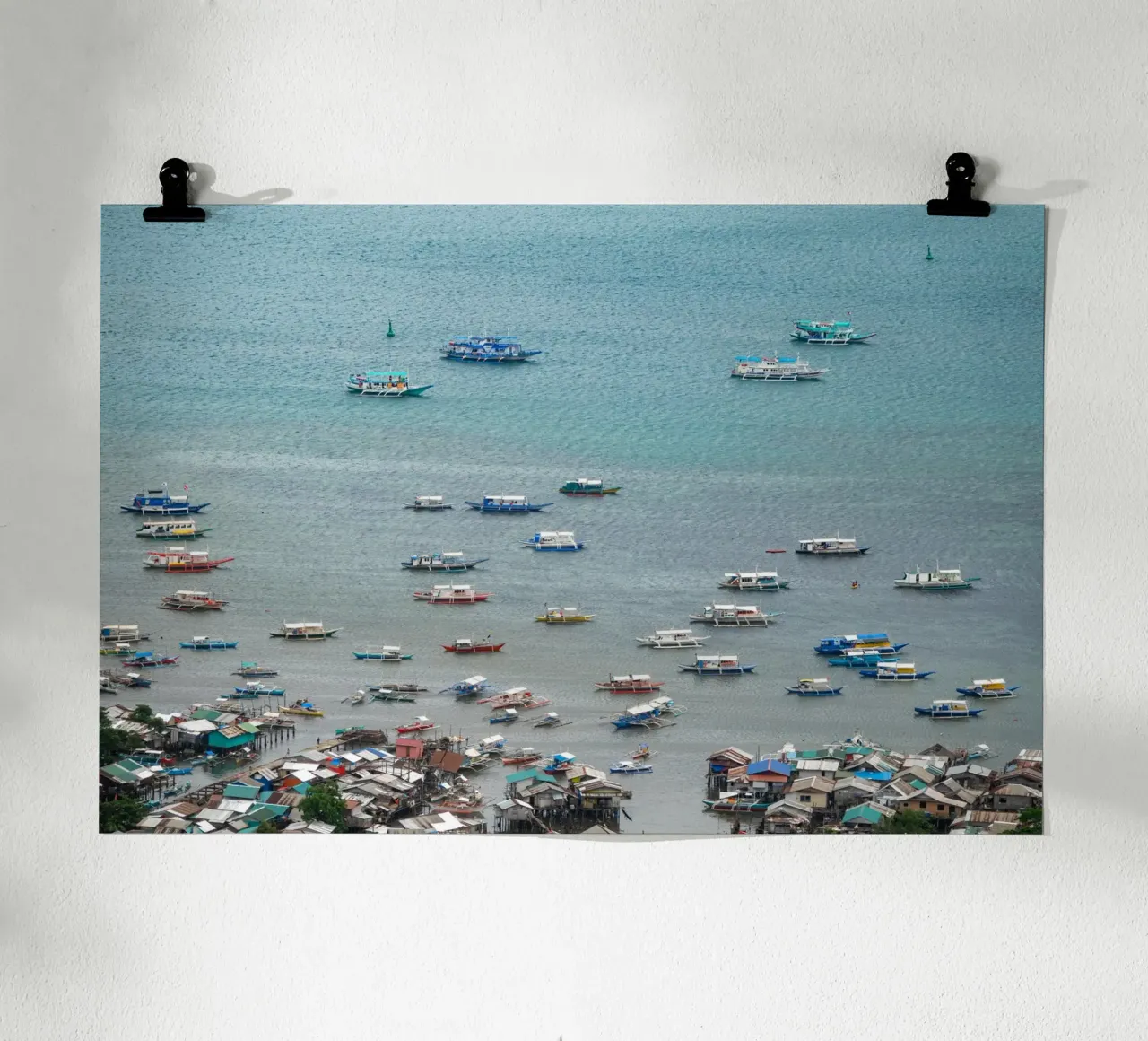Barche da pesca sull'acqua nelle Filippine poster da anderm
