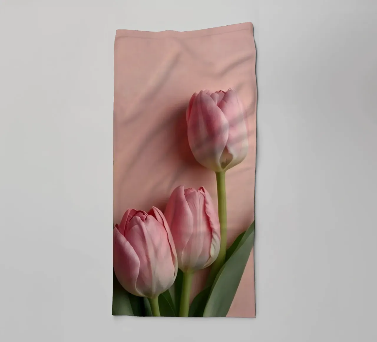Romantisch arrangement van roze tulpen op zachtroze achtergrond badhanddoek van DesignDoodle