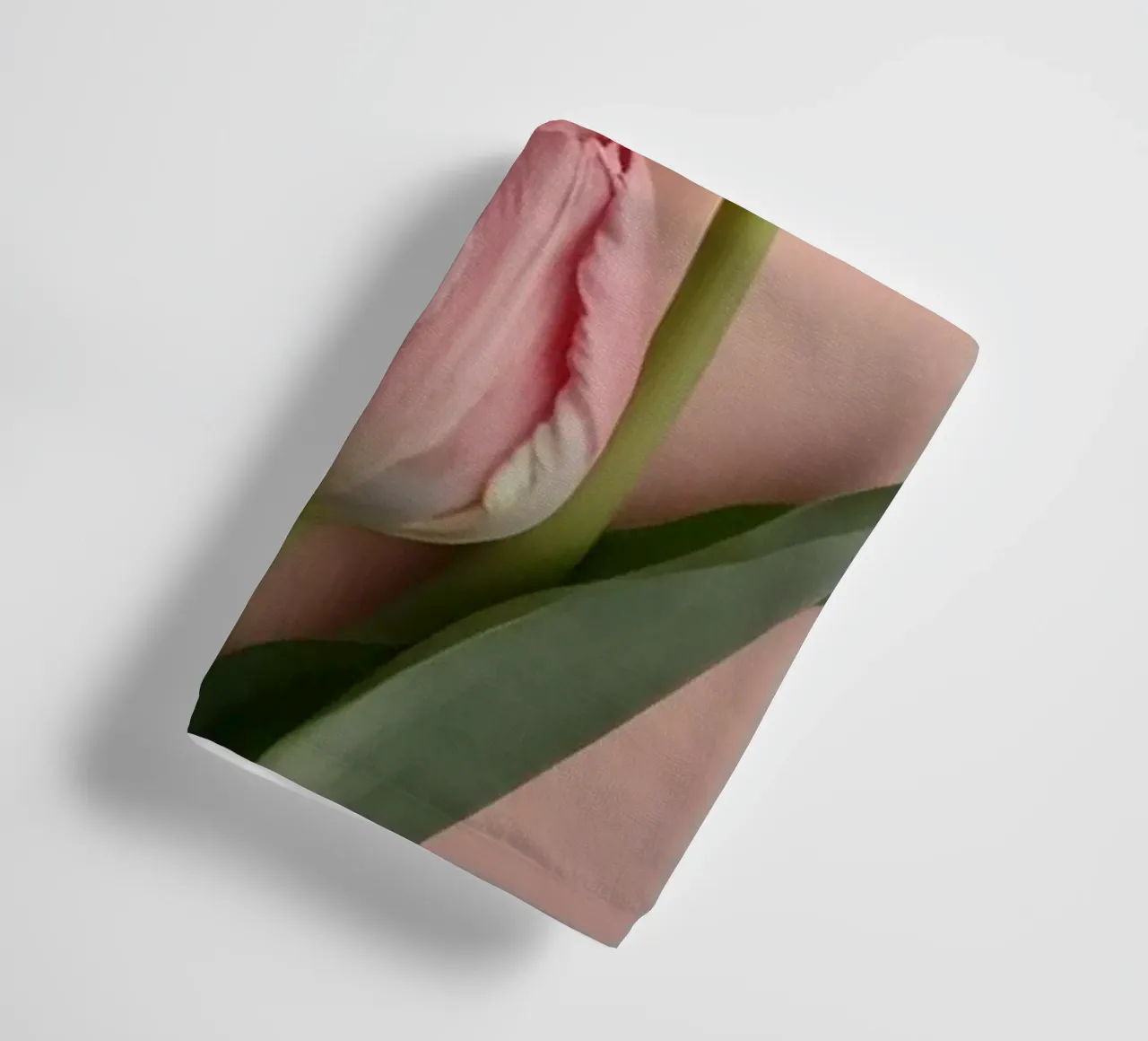 Romantisch arrangement van roze tulpen op zachtroze achtergrond badhanddoek van DesignDoodle