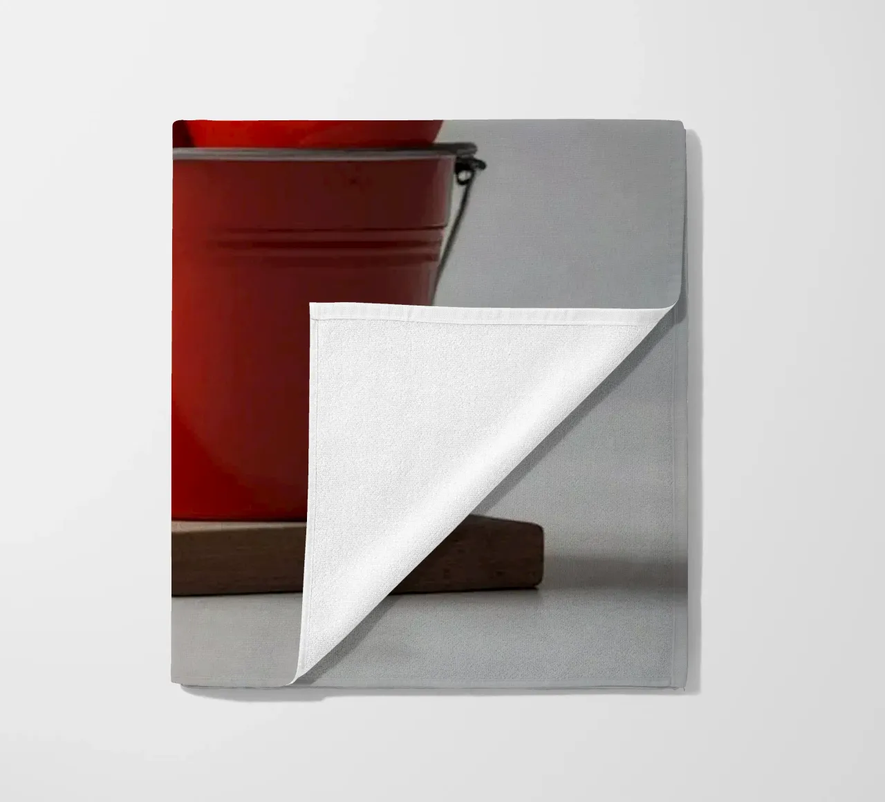 escavatore giallo e rosso a forma di cuore in una benna telo mare da DesignDoodle