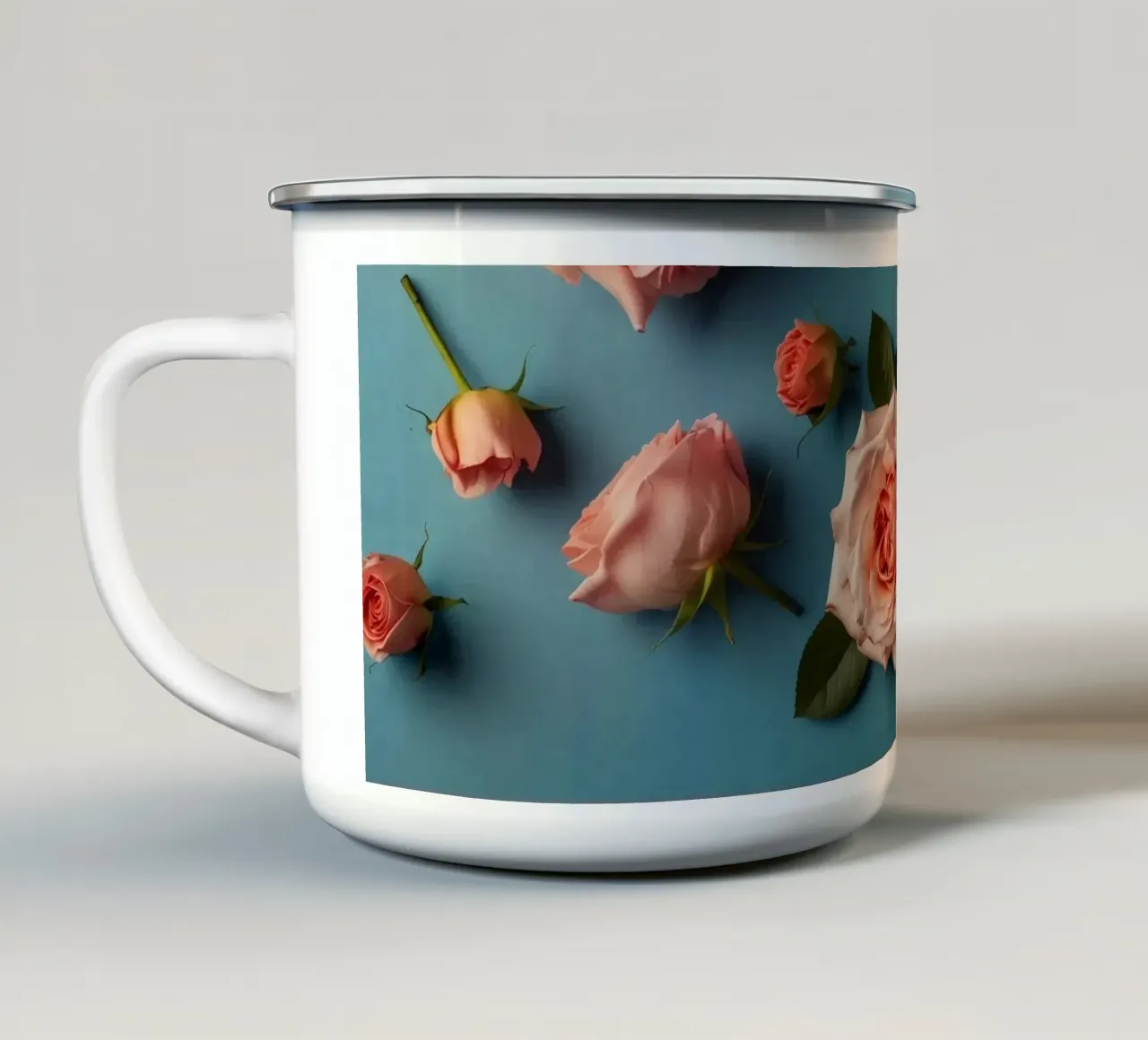 Bellissime rose rosa disposte su uno sfondo blu tazza in smalto da DesignDoodle