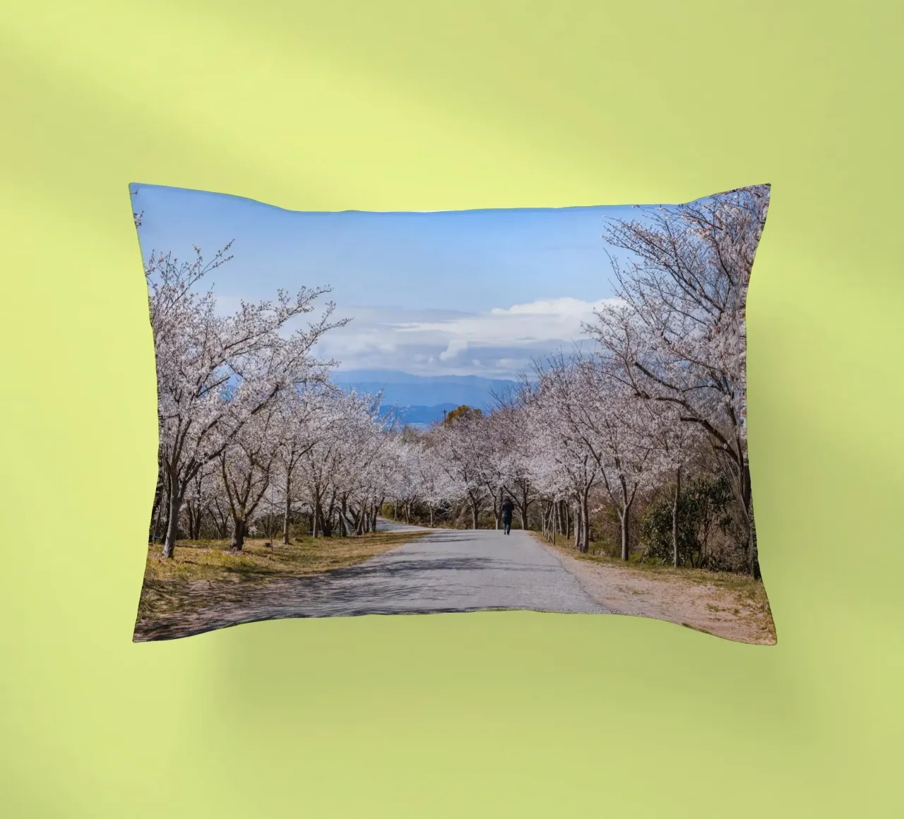 La strada dei ciliegi in fiore - Shikoku, Giappone cuscino da Marcel Bisig