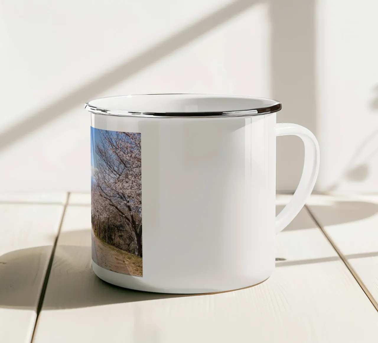 La strada dei ciliegi in fiore - Shikoku, Giappone tazza in smalto da Marcel Bisig