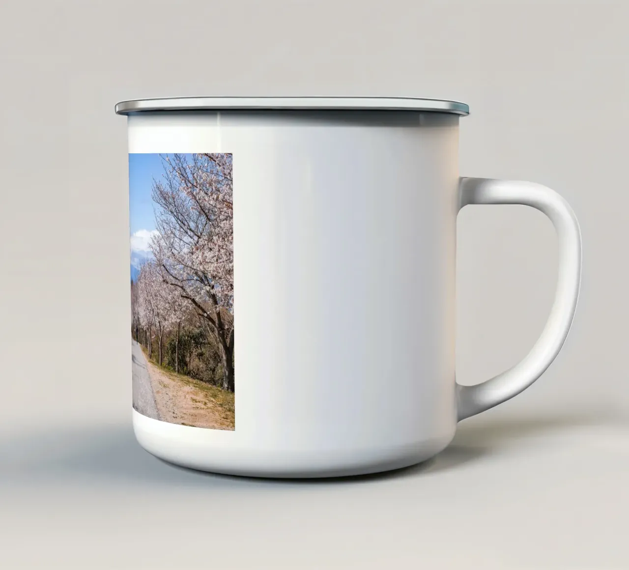 La strada dei ciliegi in fiore - Shikoku, Giappone tazza in smalto da Marcel Bisig
