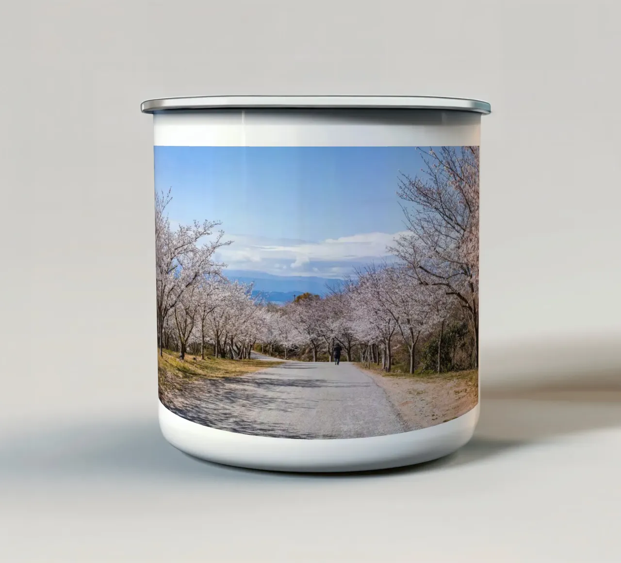 La strada dei ciliegi in fiore - Shikoku, Giappone tazza in smalto da Marcel Bisig