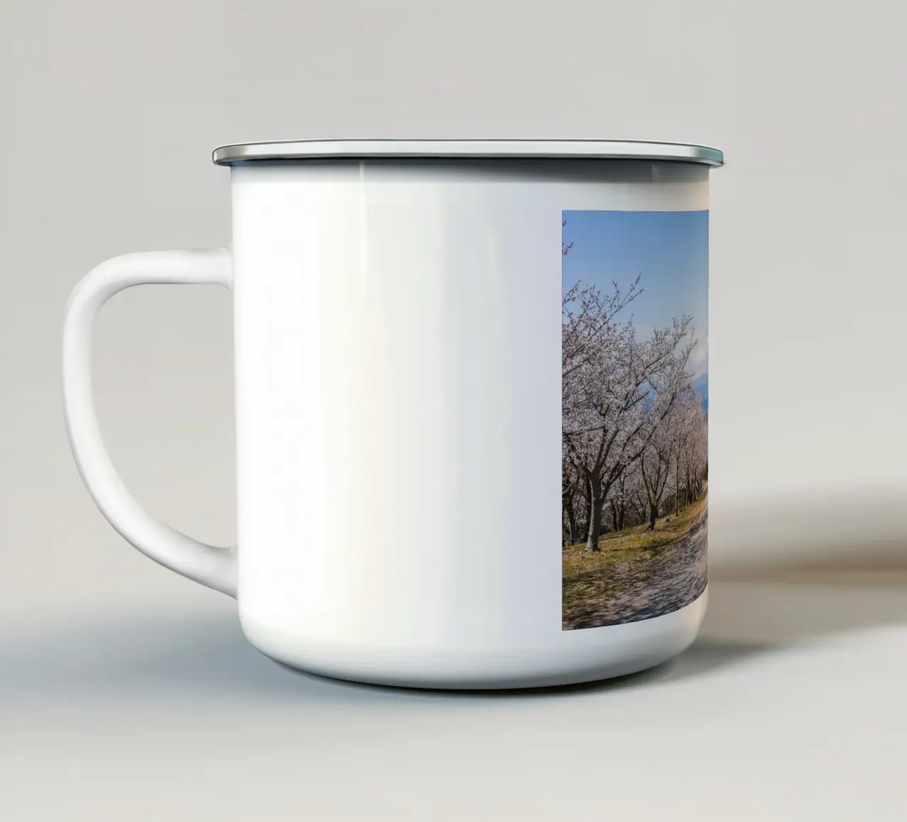 La strada dei ciliegi in fiore - Shikoku, Giappone tazza in smalto da Marcel Bisig