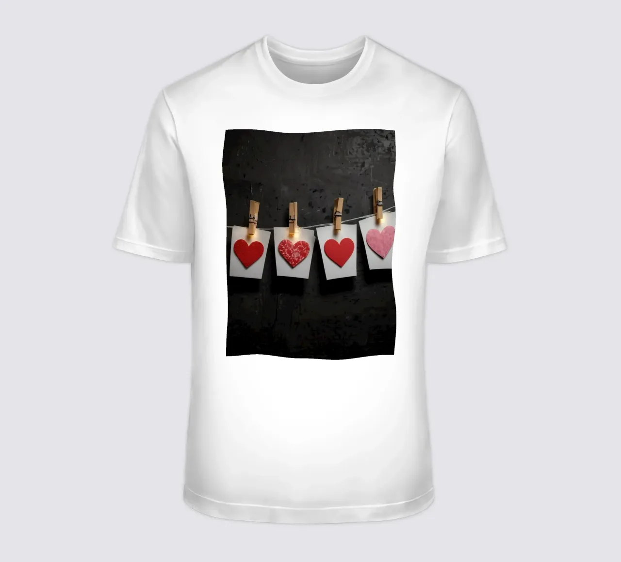Cuori colorati appesi a una corda con luce calda t-shirt da DesignDoodle