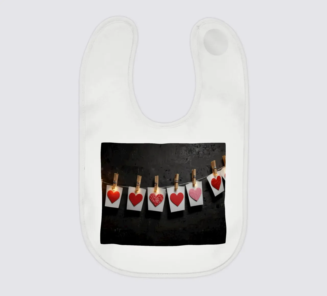 Cuori colorati appesi a una corda con luce calda bavaglino da DesignDoodle