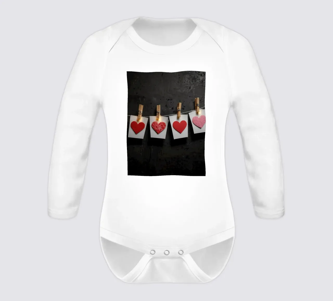 Cuori colorati appesi a una corda con luce calda body neonato maniche lunghe da DesignDoodle