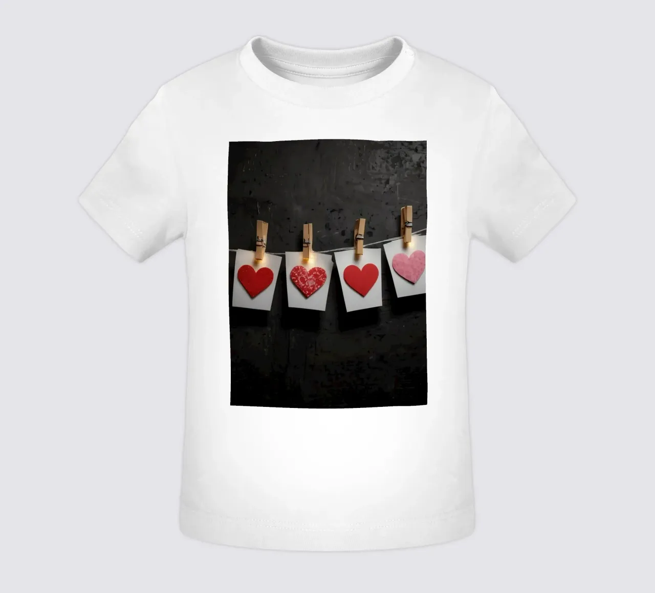 Cuori colorati appesi a una corda con luce calda maglietta neonato da DesignDoodle