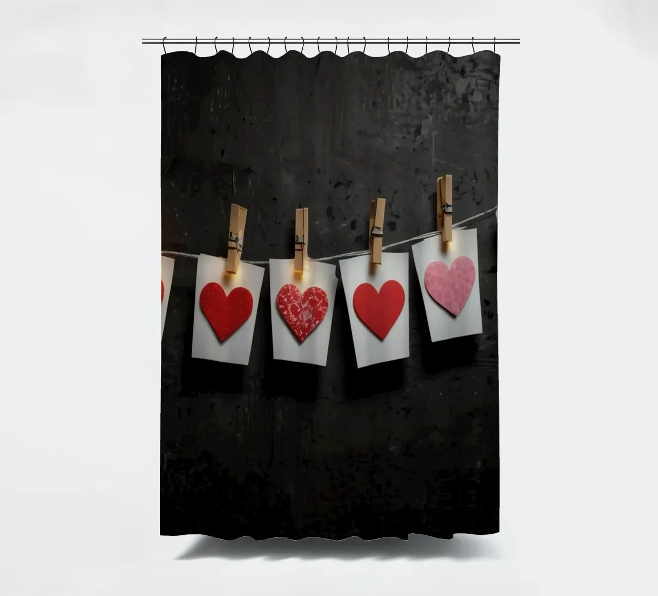 Cuori colorati appesi a una corda con luce calda tenda da doccia da DesignDoodle