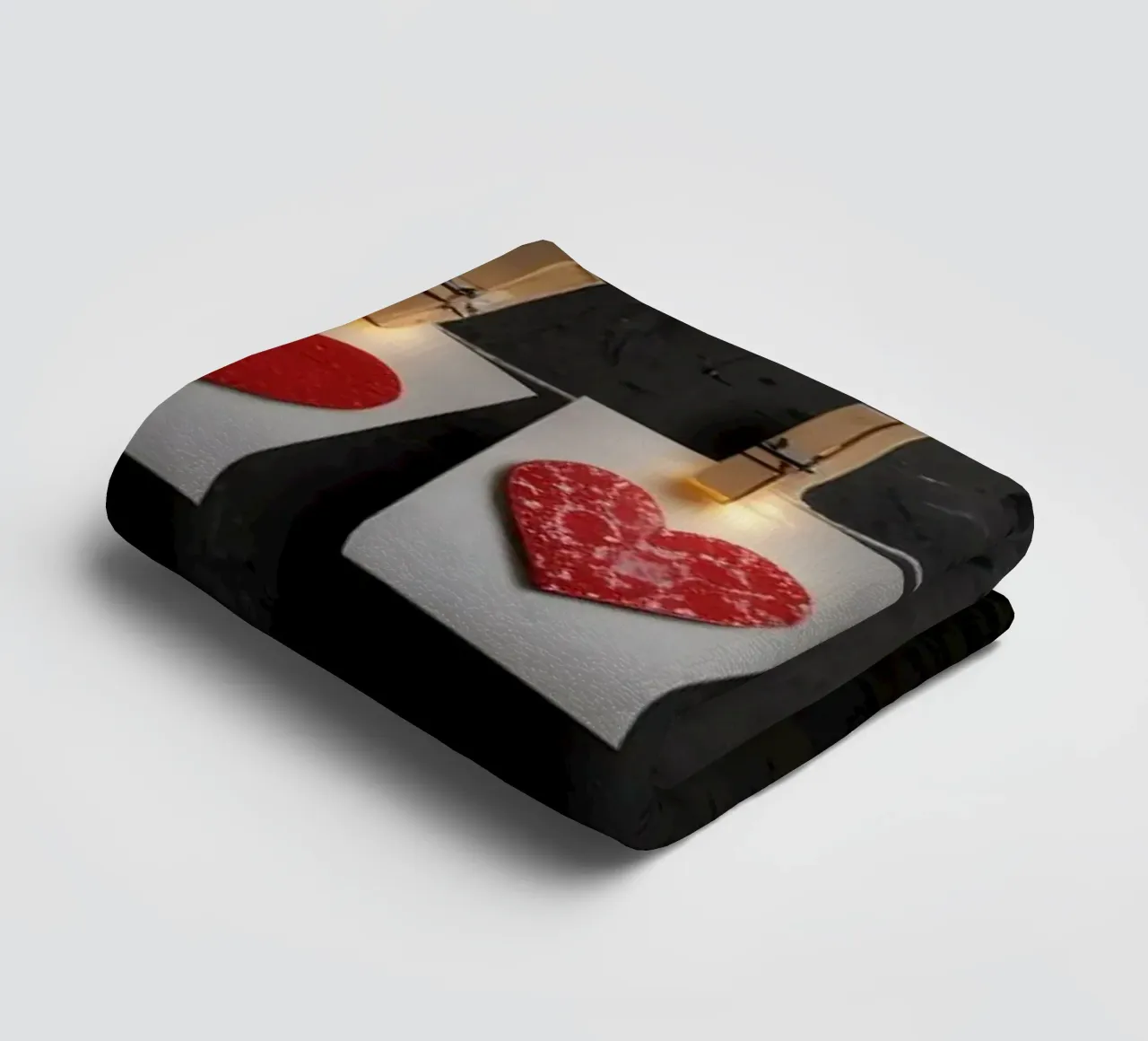 Cuori colorati appesi a una corda con luce calda asciugamano da bagno da DesignDoodle